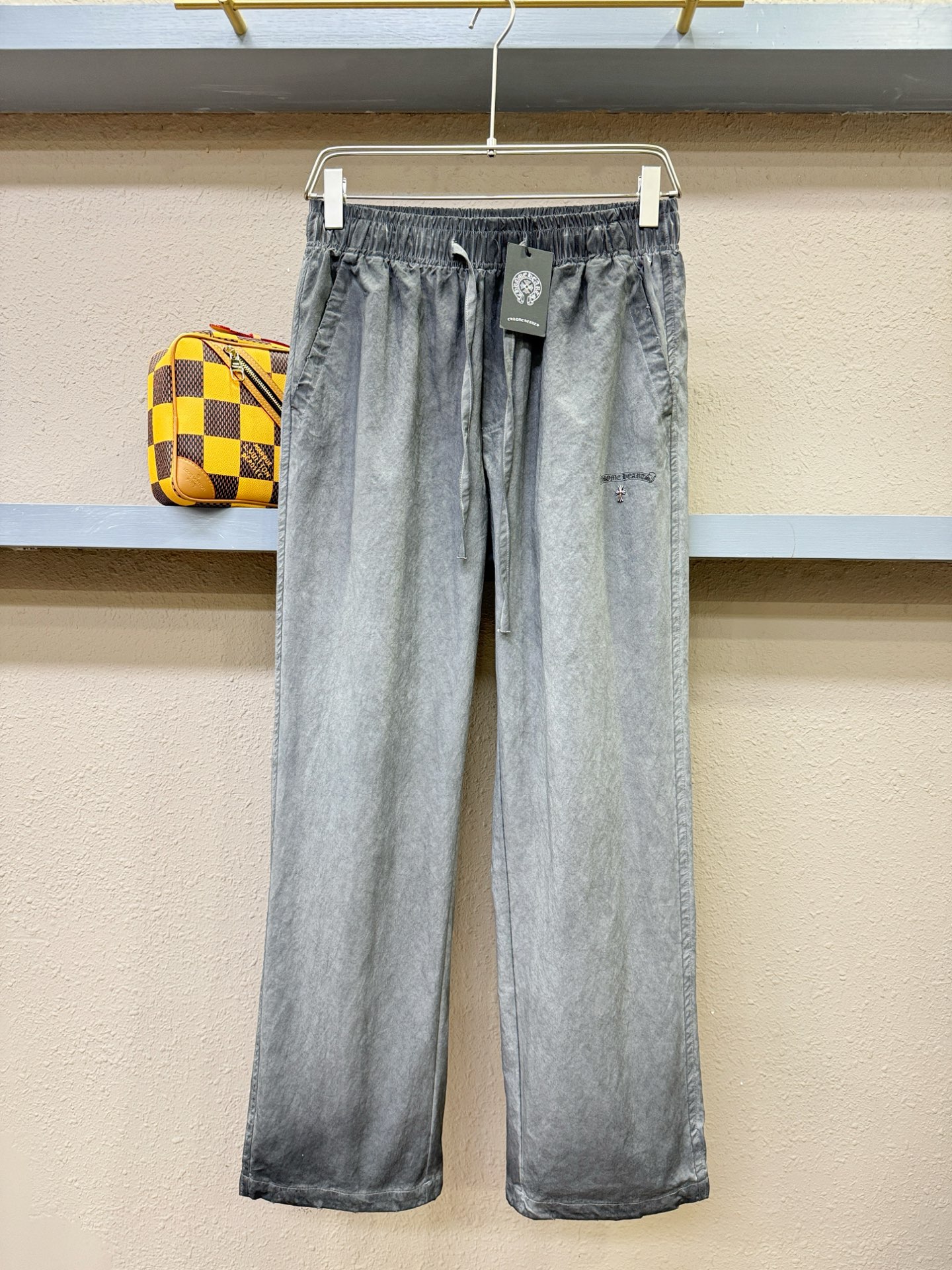 NO:126432,CHROME HEARTS 2025 new hot casual pants, made of imported European fabrics, soft, comfortable and textured, original hardware accessories, very cool and exquisite details, the upper body effect is super invincible, trendy and versatile. Shangpin fabrics are made of ingenious soft and delicate body, showing the excellent style of exquisite products, and are definitely worth having!  Size M-3XL, chrome hearts, chrome hearts, alexander wang19860909CHROME HEARTS 克罗心 2025新品爆款休闲裤,选用欧洲进口面料,柔软舒适有质感,原版五金配件,非常炫酷细节处理精致,上身效果超级无敌赞,潮流百搭.尚选面料匠心而制 柔软细腻贴身,彰显卓越臻品风范 绝对值得拥有的一条！尺码M-3XL,,chrome hearts,chrome hearts,alexander wang,Men's clothing