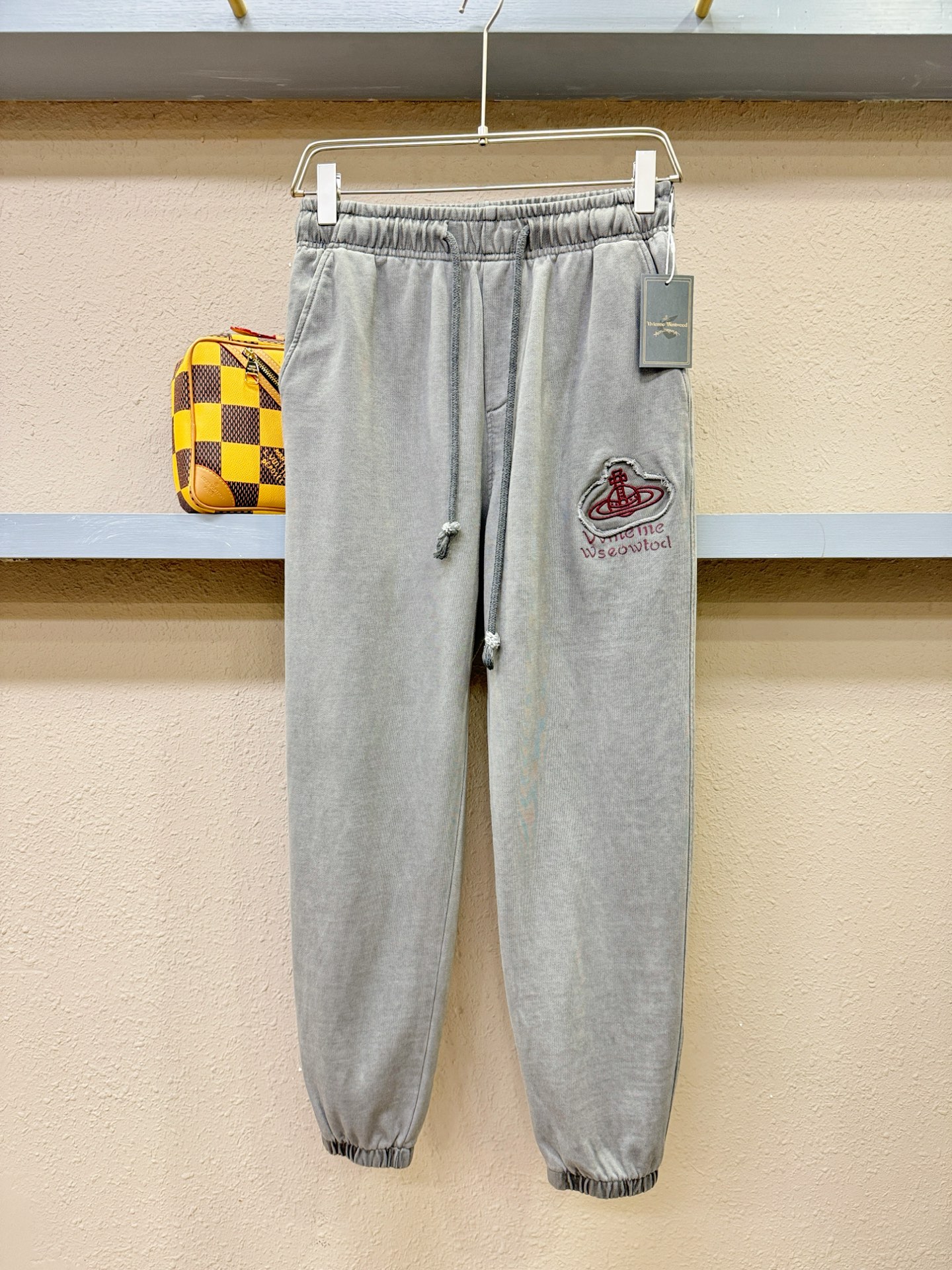 NO:126431,The new hot trousers of the Queen Mother of the Czech Republic in 2025 are made of imported European fabrics, soft, comfortable and textured, original hardware accessories, very cool and exquisite in detail, the upper body effect is super invincible, and the trend is versatile. Shangpin fabric is made of ingenious craftsmanship, soft and delicate, showing the outstanding style of exquisite products. It is definitely worth having!  Size M-3XL, alexander wang19860909西太后2025新品爆款卫裤,选用欧洲进口面料,柔软舒适有质感,原版五金配件,非常炫酷细节处理精致,上身效果超级无敌赞,潮流百搭.尚选面料匠心而制 柔软细腻贴身,彰显卓越臻品风范 绝对值得拥有的一条！尺码M-3XL,,alexander wang,Men's clothing