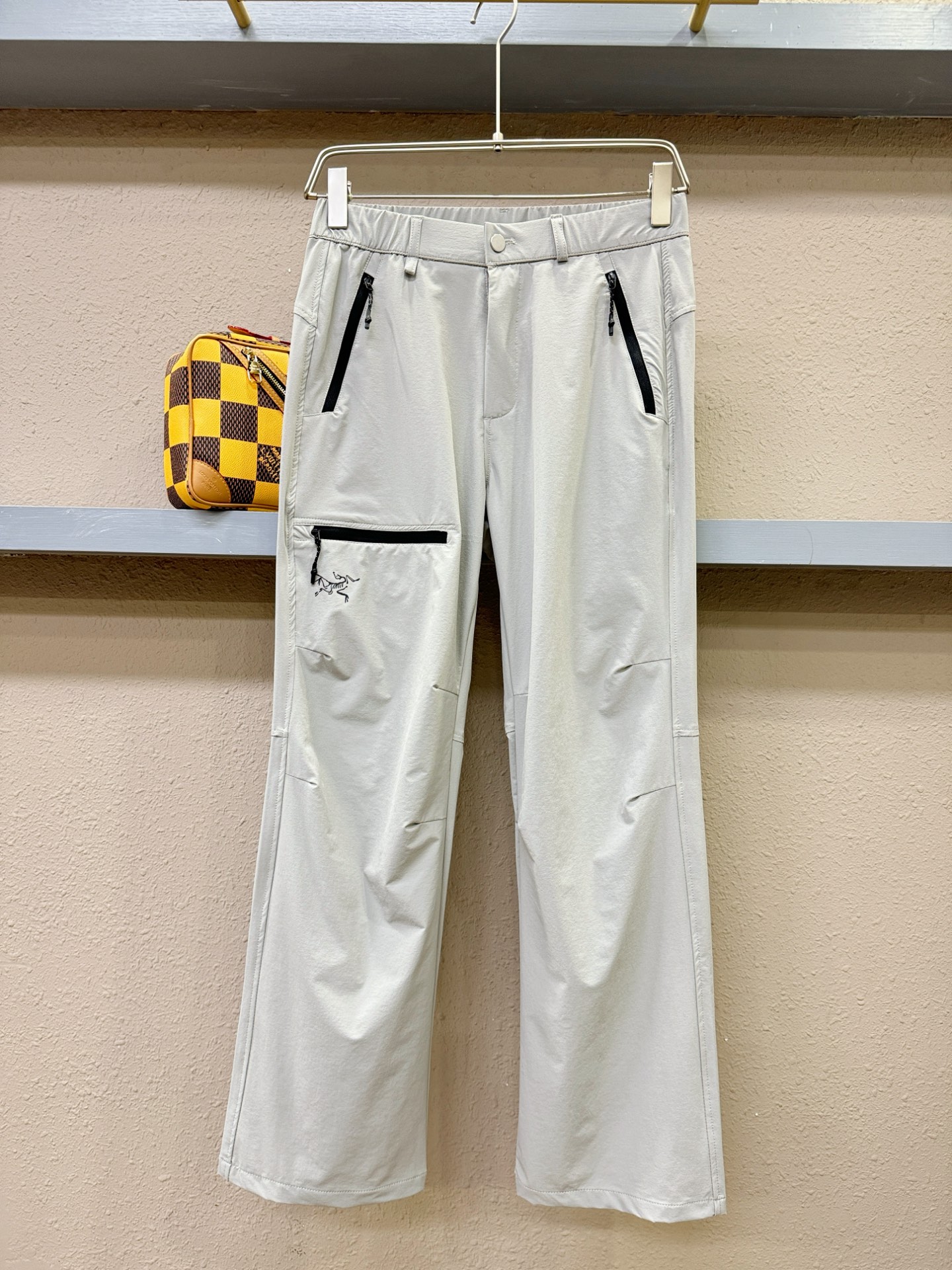 NO:126435,ARC'TERYX/Archaew Bird 2025 new hot casual pants, made of imported European fabrics, soft, comfortable and textured, original hardware accessories, very cool and exquisite details, the upper body effect is super invincible, trendy and versatile. Shangpin fabrics are made ingeniously soft and delicate, showing the excellent style of exquisite products, and are definitely worth having!  Size S-XXL.,arc'teryx,alexander wang19860909ARC‘TERYX/始祖鸟 2025新品爆款休闲裤,选用欧洲进口面料,柔软舒适有质感,原版五金配件,非常炫酷细节处理精致,上身效果超级无敌赞,潮流百搭.尚选面料匠心而制 柔软细腻贴身,彰显卓越臻品风范 绝对值得拥有的一条！尺码S-XXL.,arc'teryx,alexander wang,Men's clothing