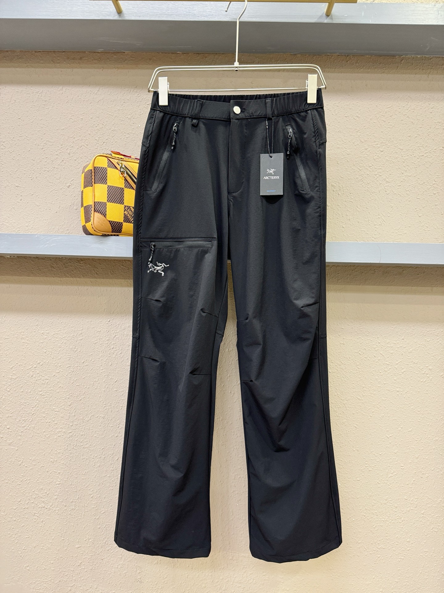 NO:126433,ARC'TERYX/Archaew Bird 2025 new hot casual pants, made of imported European fabrics, soft, comfortable and textured, original hardware accessories, very cool and exquisite details, the upper body effect is super invincible, trendy and versatile. Shangpin fabrics are made ingeniously soft and delicate, showing the excellent style of exquisite products, and are definitely worth having!  Size S-XXL,arc'teryx,alexander wang19860909ARC‘TERYX/始祖鸟 2025新品爆款休闲裤,选用欧洲进口面料,柔软舒适有质感,原版五金配件,非常炫酷细节处理精致,上身效果超级无敌赞,潮流百搭.尚选面料匠心而制 柔软细腻贴身,彰显卓越臻品风范 绝对值得拥有的一条！尺码S-XXL,arc'teryx,alexander wang,Men's clothing