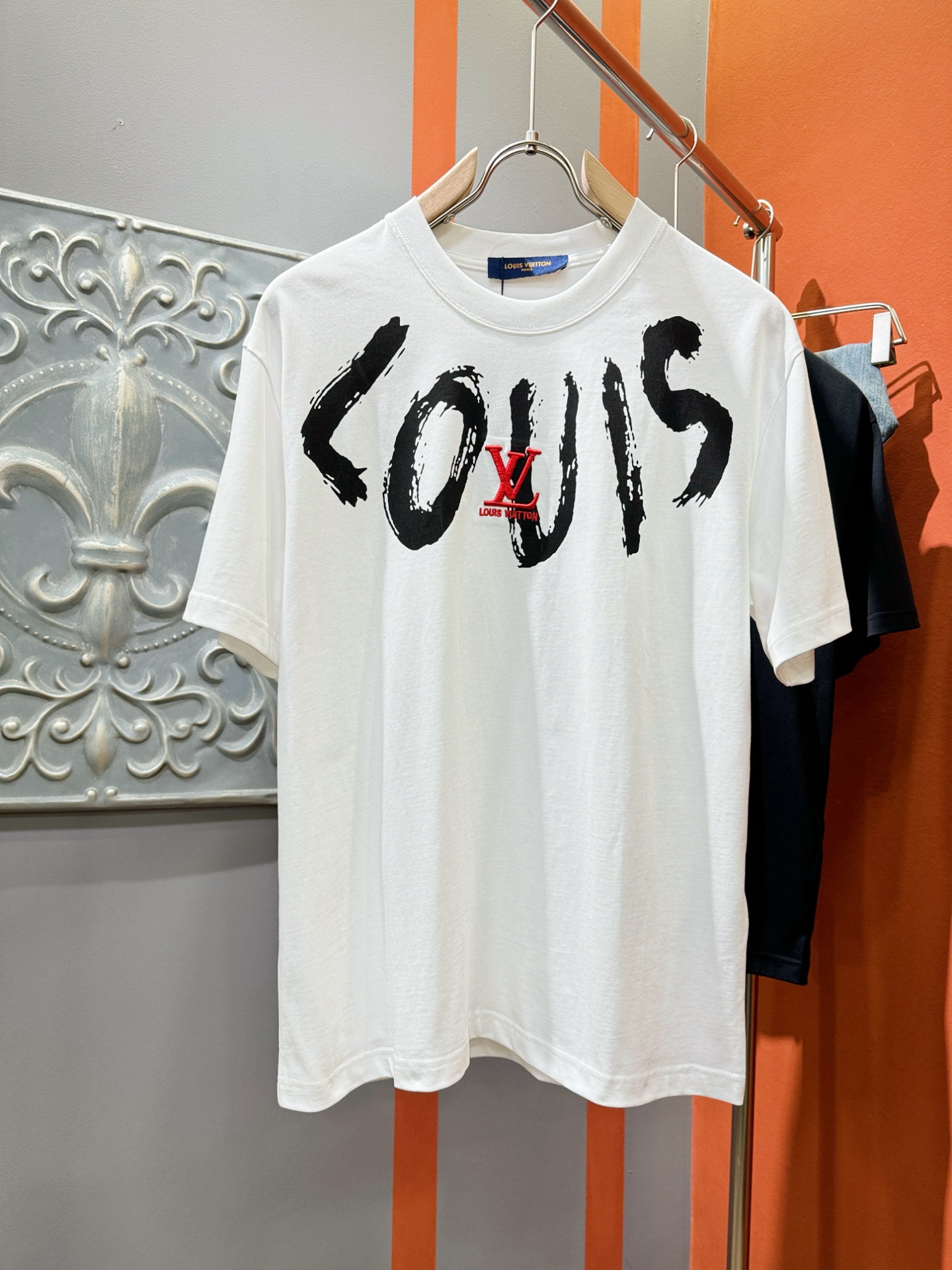 NO:126427,LV 2025 spring and summer new short-sleeved T-shirt!  Fashionable casual short-sleeved T-shirt with catwalk patterns!  Design logo design!  The most designed and selected customer-supplied 260g of cotton fabric, which feels soft and skin-friendly, is comfortable and breathable, and it is not picky about the physical objects. The real thing will definitely make you love it!  Genderless couples mix styles to open up a new fashion charm!  Differentiate the market version, high-quality custom series!  Size XS-XL, louis vuitton, T-shirt,tees, t-shirt,alexander wang19860909LV 2025春夏新款短袖T恤！走秀图案时尚休闲短袖T恤衫！设计logo设计！极具设计精选客供260克全棉面料,手感柔软亲肤,着身舒适透气性都无法挑剔,实物绝对会让你爱不释手！无性别主义的情侣混穿款式,打开全新的时装新韵味！区别市场版本,高定系列！尺码XS-XL,,louis vuitton,T-shirt,tees，t-shirt,alexander wang,Men's clothing