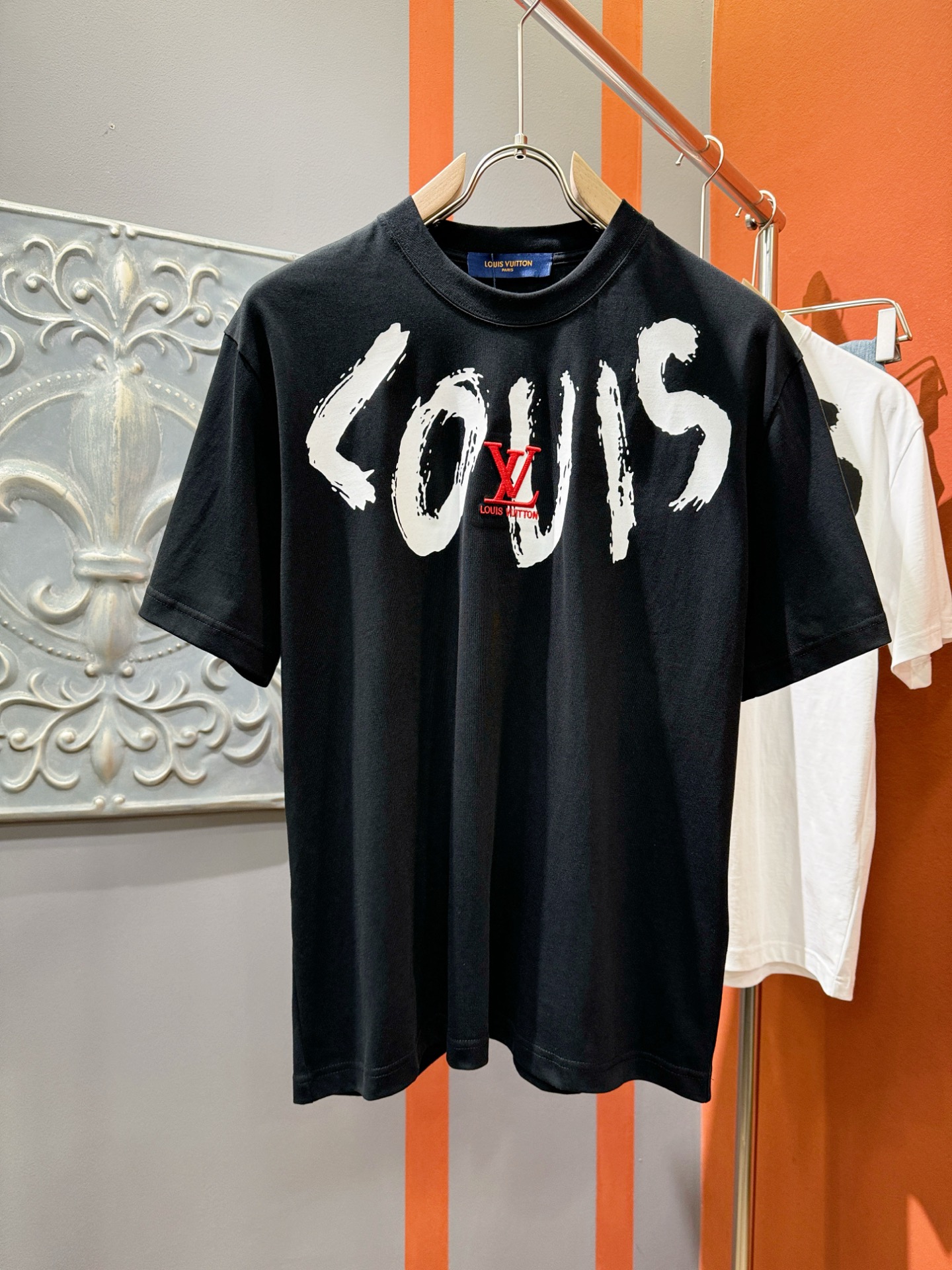 NO:126421,LV 2025 spring and summer new short-sleeved T-shirt!  Fashionable casual short-sleeved T-shirt with catwalk patterns!  Design logo design!  The most designed and selected customer-supplied 260g of cotton fabric, which feels soft and skin-friendly, is comfortable and breathable, and it is not picky about the physical objects. The real thing will definitely make you love it!  Genderless couples mix styles to open up a new fashion charm!  Differentiate the market version, high-quality custom series!  Size XS-XL, louis vuitton, T-shirt,tees, t-shirt,alexander wang19860909LV 2025春夏新款短袖T恤！走秀图案时尚休闲短袖T恤衫！设计logo设计！极具设计精选客供260克全棉面料,手感柔软亲肤,着身舒适透气性都无法挑剔,实物绝对会让你爱不释手！无性别主义的情侣混穿款式,打开全新的时装新韵味！区别市场版本,高定系列！尺码XS-XL,,louis vuitton,T-shirt,tees，t-shirt,alexander wang,Men's clothing