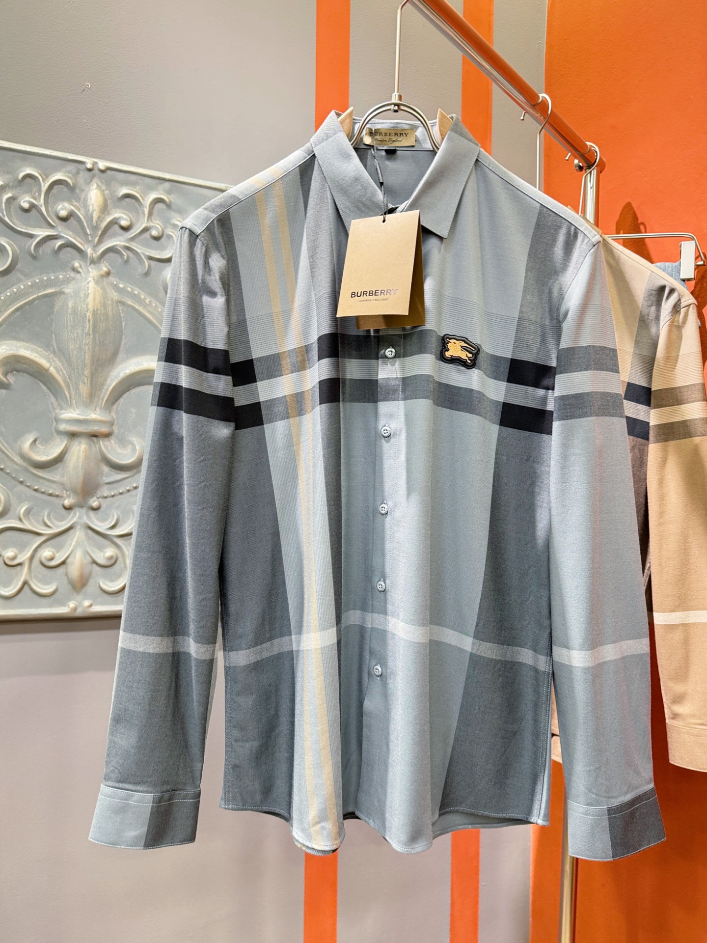 NO:126418,BURBERRY 2025ss new shirts, trading company channels are rare, and it is the leading official website for sale!  The classic casual shirt is matched with a unique design, simple, clean, classic and fashionable style design, which is a versatile style that can be switched at will. The fabric feels soft and delicate, and is extremely moisture-absorbing and breathable. It is comfortable to wear close to the body and skin-friendly. You can wear it alone or as a coat to wear it. Its versatile performance is beyond your imagination!  The top of the ready-to-wear is simple and fashionable without losing its elegance!  Code number M-4XL, burberry, burberry, jackets & coats,shirts,alexander wang19860909BURBERRY巴宝莉 2025ss新款衬衣,贸易公司渠道稀出,领先官网发售！经典休闲衬衫搭配独特的设计,简洁干净、经典时髦的版型设计,属于可随意切换风格的百搭款式,面料手感软糯细腻,极具吸湿透气性,贴身着穿亲肤舒适,即可单穿内搭、也可用来作为外套着穿搭配,其百搭性能超乎你的想象！成衣上身简约时髦又不失优雅感！码数M-4XL,,burberry,burberry,jackets & coats,shirts,alexander wang,Men's clothing