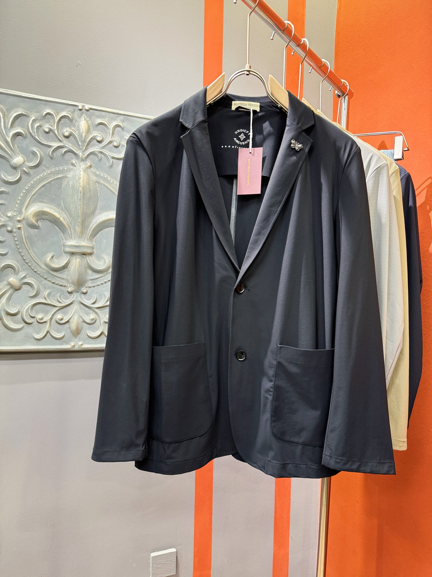 NO:126415,BV 2025 spring and summer new men's casual blazer, suitable for various occasions!  Classic brand letters and punctuation. Foreign trade company orders!  The fabric is delicate and customized original ice-serif spandex fabric!  The touch is soft and delicate, but the shape is straight and stylish!  Adopting multi-layer structure, extremely luxurious details, excellent in body. Size M-4XL, bottega veneta, jackets & coats, business suit, alexander wang19860909BV 2025春夏新品男士休闲西装外套,适合多种场合穿搭！经典品牌字母标点缀.外贸公司订单！面料质地细腻、定制原版冰丝氨纶面料！触感又柔软细腻、但型态又笔挺有型！ 采用多层结构、细节奢华极致,以身超赞.尺码M-4XL,,bottega veneta,jackets & coats,business suit,alexander wang,Men's clothing