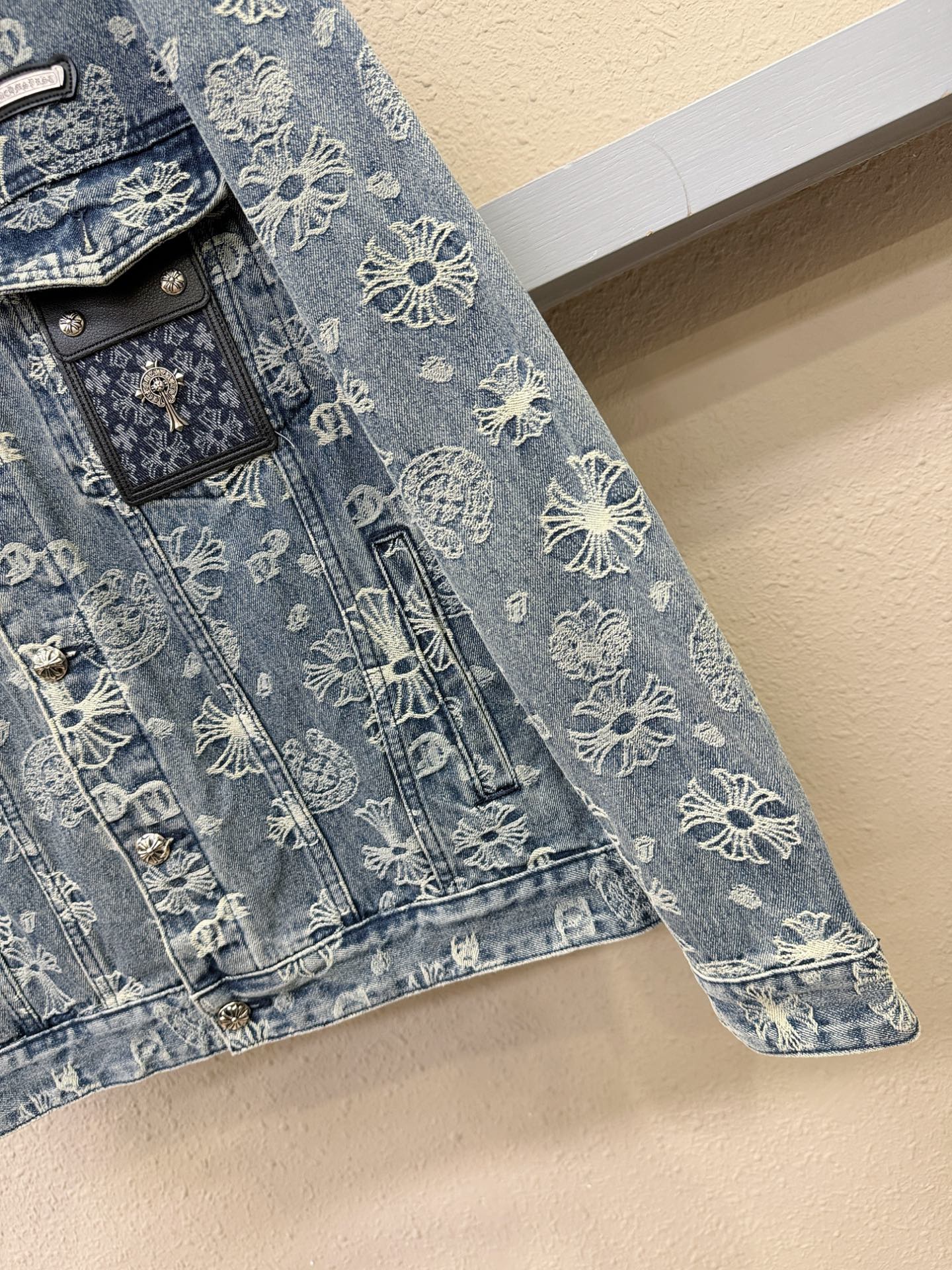 CHROME HEARTS 克罗心 2025新品男女同款牛仔外套，时装圈人气极为火热的单品，是时尚大咖们