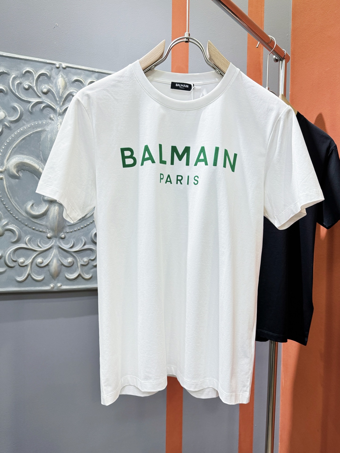 NO:127334,Balmain Top Quality 2025 new short-sleeved products!  Selected top mercerized cotton fabrics, soft to the touch. Top imported private goods, fashionable design, trendy short sleeves, undeniable quality, excellent effect on the upper body, the same style as the luxury official website!  Size M-3XL, balmain, T-shirt, alexander wang19860909巴尔曼 顶级品质 2025款新品短袖！精选顶级丝光棉面料,手感柔软.顶级进口私货,时尚设计潮流短袖,不失奢华 品质毋庸置疑 上身效果超赞,奢华官网同款！尺码M-3XL,,balmain,T-shirt,alexander wang,Men's clothing