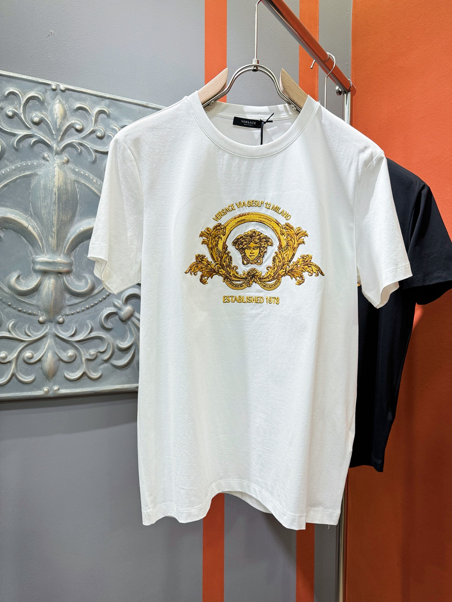 NO:127337,Versace 2025 new classic round neck short sleeves, heavy industry rhinestones and heavy industry embroidery, shining and dazzling. Fashionable and versatile classic elements create exquisite craftsmanship counter fabrics, top-level elements are fusion, classic short sleeves 3 standards are complete, trendy men's fashion, whether it is the comfort of the upper body or it is an incomparable existence, a must-have for male gods. Code number M-XXXL, versace, versace, T-shirt, alexander wang19860909Versace 范思哲 2025新款经典圆领短袖,重工水钻搭配重工刺绣,闪亮耀眼.时尚百搭经典元素打造精致工艺专柜面料,顶级元素融合打造,经典短袖3标齐全,潮男时尚,无论是上身舒适度还是都是无可比拟的存在,男神必备.码数M-XXXL,,versace,versace,T-shirt,alexander wang,Men's clothing