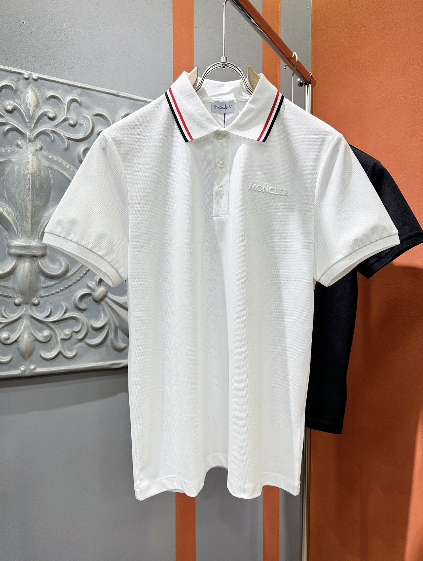 NO:127340,Moncler masked top quality 2025 new short-sleeved products!  Selected top-grade beaded mercerized cotton fabrics, soft to the touch. Top-grade imported private goods, fashionable design, trendy short-sleeved, undeniable quality, excellent effect on the upper body, the same style as the luxury official website!  Size M-3XL, christian louboutin, Moncler, T-shirt, alexander wang19860909Moncler蒙口 顶级品质 2025款新品短袖！精选顶级珠地丝光棉面料,手感柔软.顶级进口私货,时尚设计潮流短袖,不失奢华 品质毋庸置疑 上身效果超赞,奢华官网同款！尺码M-3XL,,christian louboutin,Moncler,T-shirt,alexander wang,Men's clothing