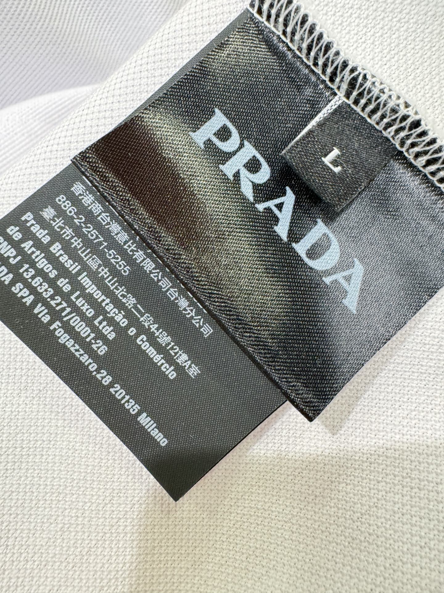  PRADA 普拉达 2025官方春夏新款 男士翻领短袖POLO衫，胸口精致Logo，高端主线系列，进口