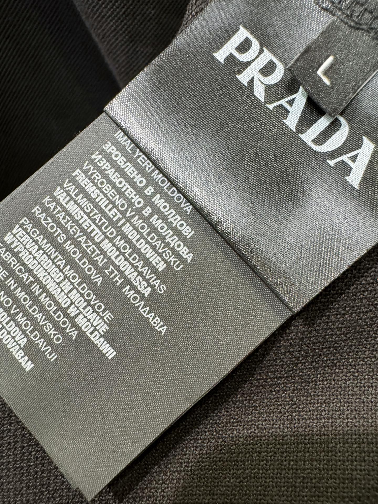  PRADA 普拉达 2025官方春夏新款 男士翻领短袖POLO衫，胸口精致Logo，高端主线系列，进口