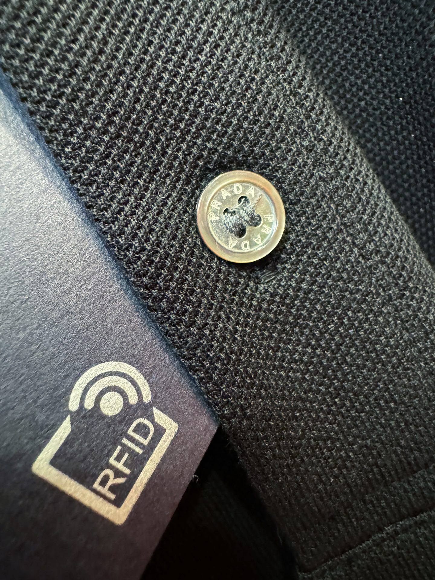  PRADA 普拉达 2025官方春夏新款 男士翻领短袖POLO衫，胸口精致Logo，高端主线系列，进口