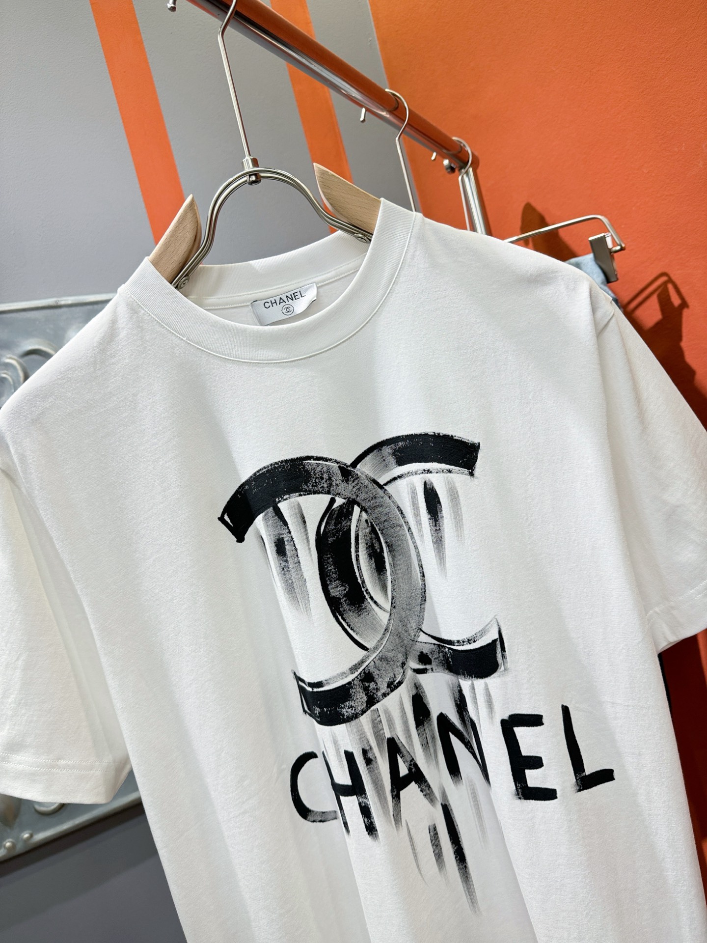  香奈儿 2025款新品短袖！原版定制面料，手感柔软。顶级进口私货，时尚设计潮流短袖，不失奢华 品质毋庸