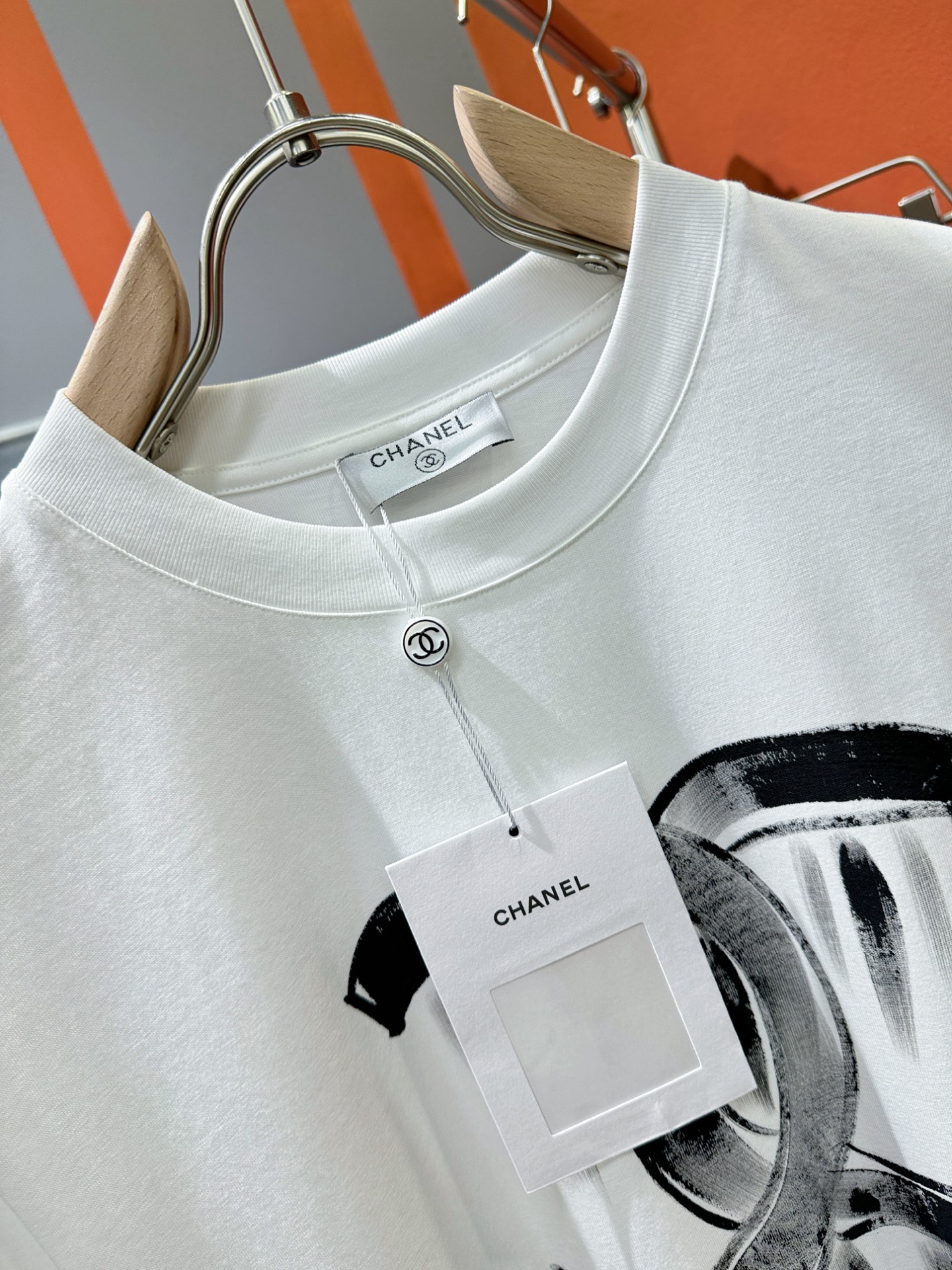  香奈儿 2025款新品短袖！原版定制面料，手感柔软。顶级进口私货，时尚设计潮流短袖，不失奢华 品质毋庸