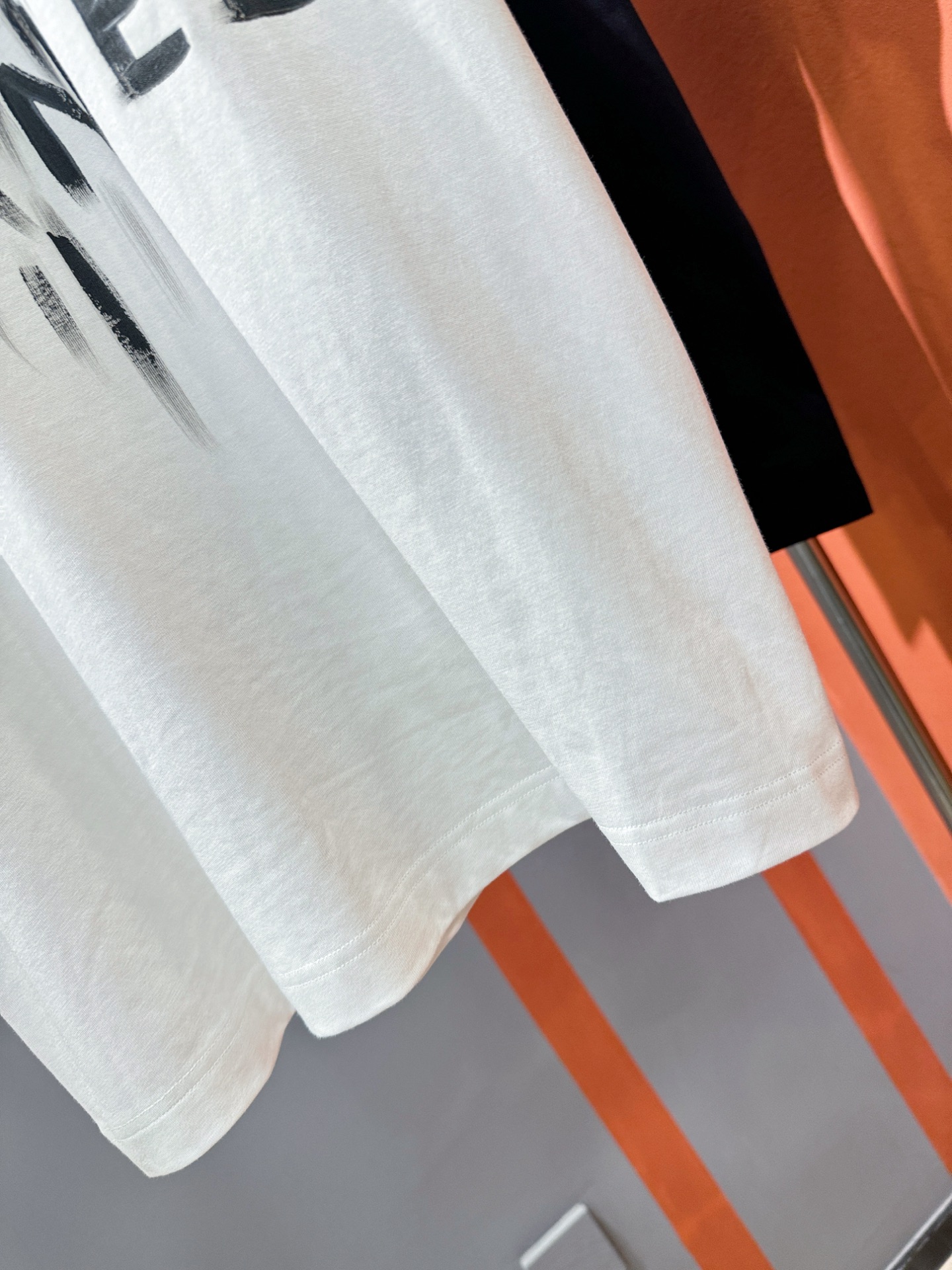  香奈儿 2025款新品短袖！原版定制面料，手感柔软。顶级进口私货，时尚设计潮流短袖，不失奢华 品质毋庸