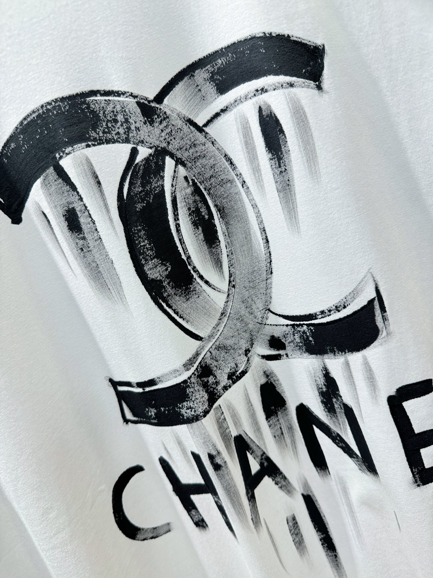  香奈儿 2025款新品短袖！原版定制面料，手感柔软。顶级进口私货，时尚设计潮流短袖，不失奢华 品质毋庸