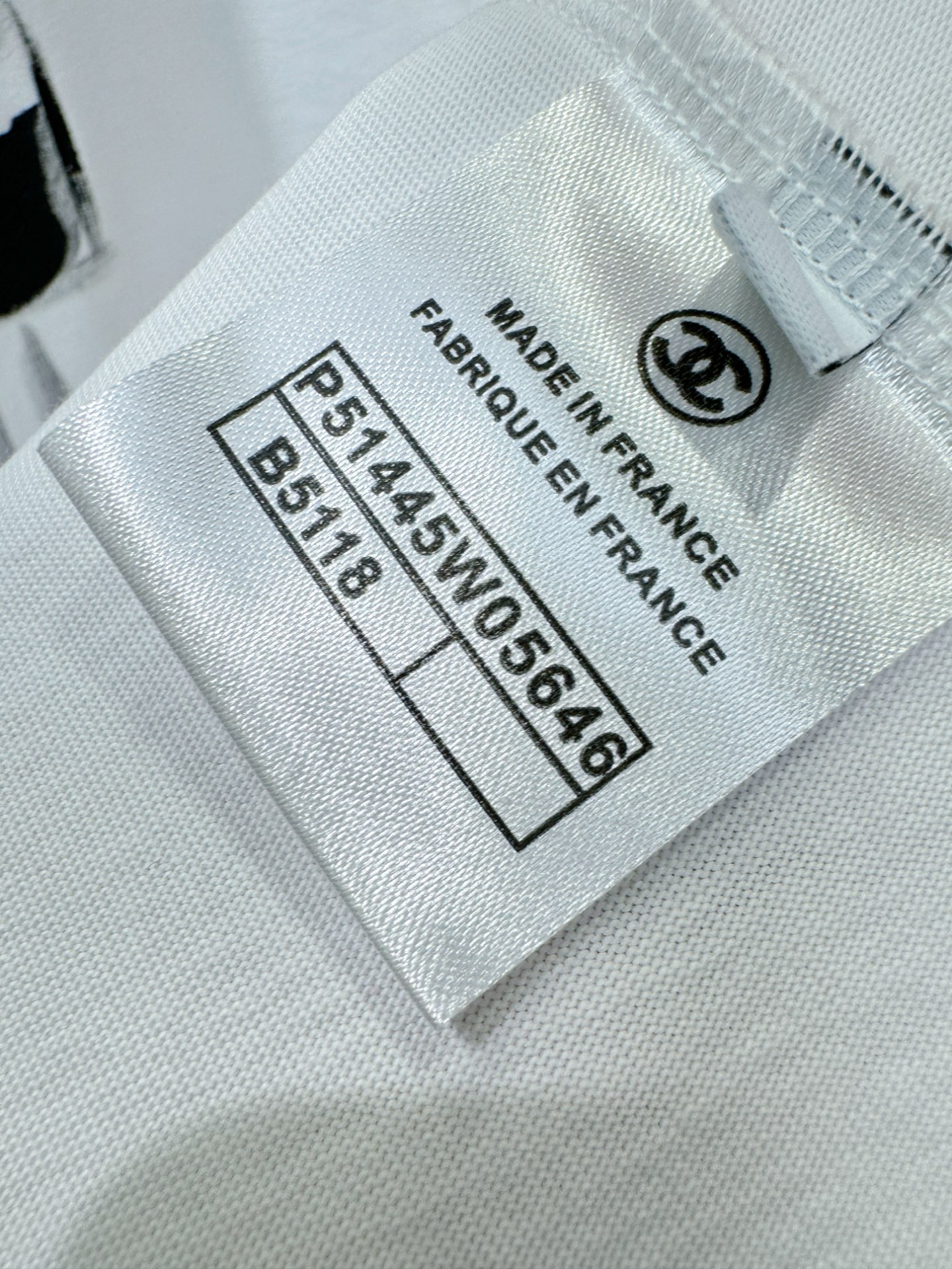  香奈儿 2025款新品短袖！原版定制面料，手感柔软。顶级进口私货，时尚设计潮流短袖，不失奢华 品质毋庸