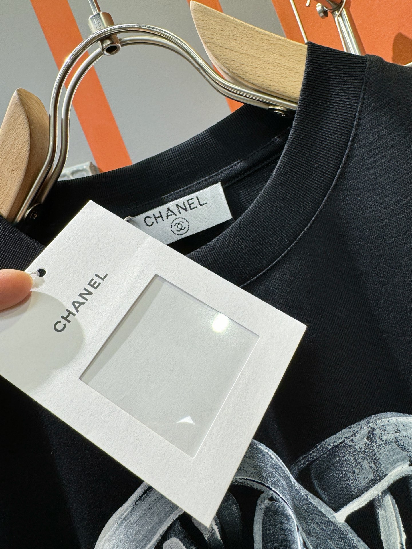  香奈儿 2025款新品短袖！原版定制面料，手感柔软。顶级进口私货，时尚设计潮流短袖，不失奢华 品质毋庸