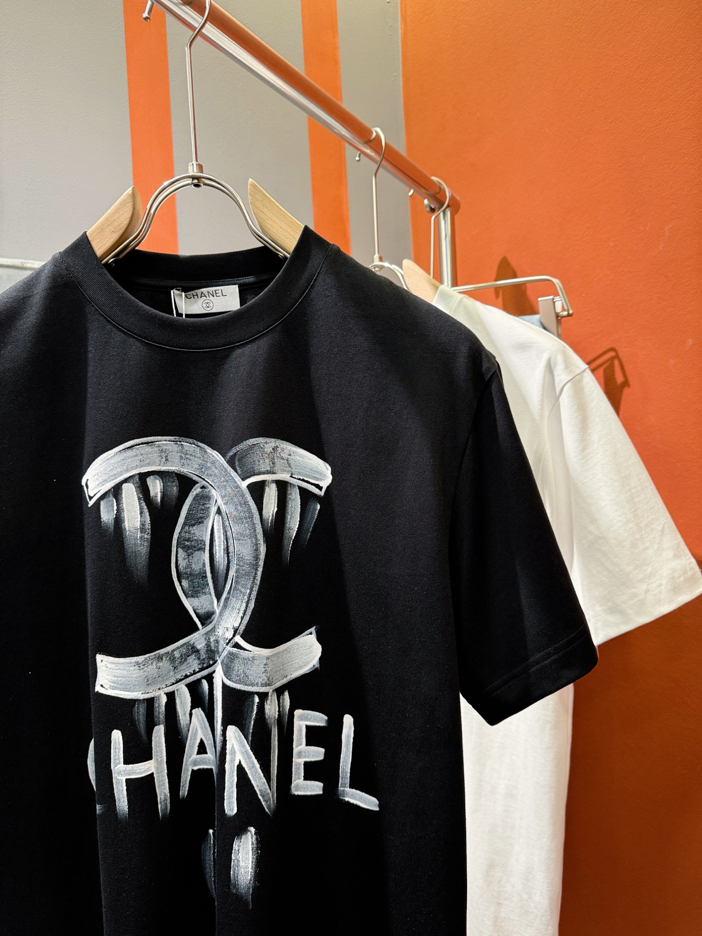  香奈儿 2025款新品短袖！原版定制面料，手感柔软。顶级进口私货，时尚设计潮流短袖，不失奢华 品质毋庸