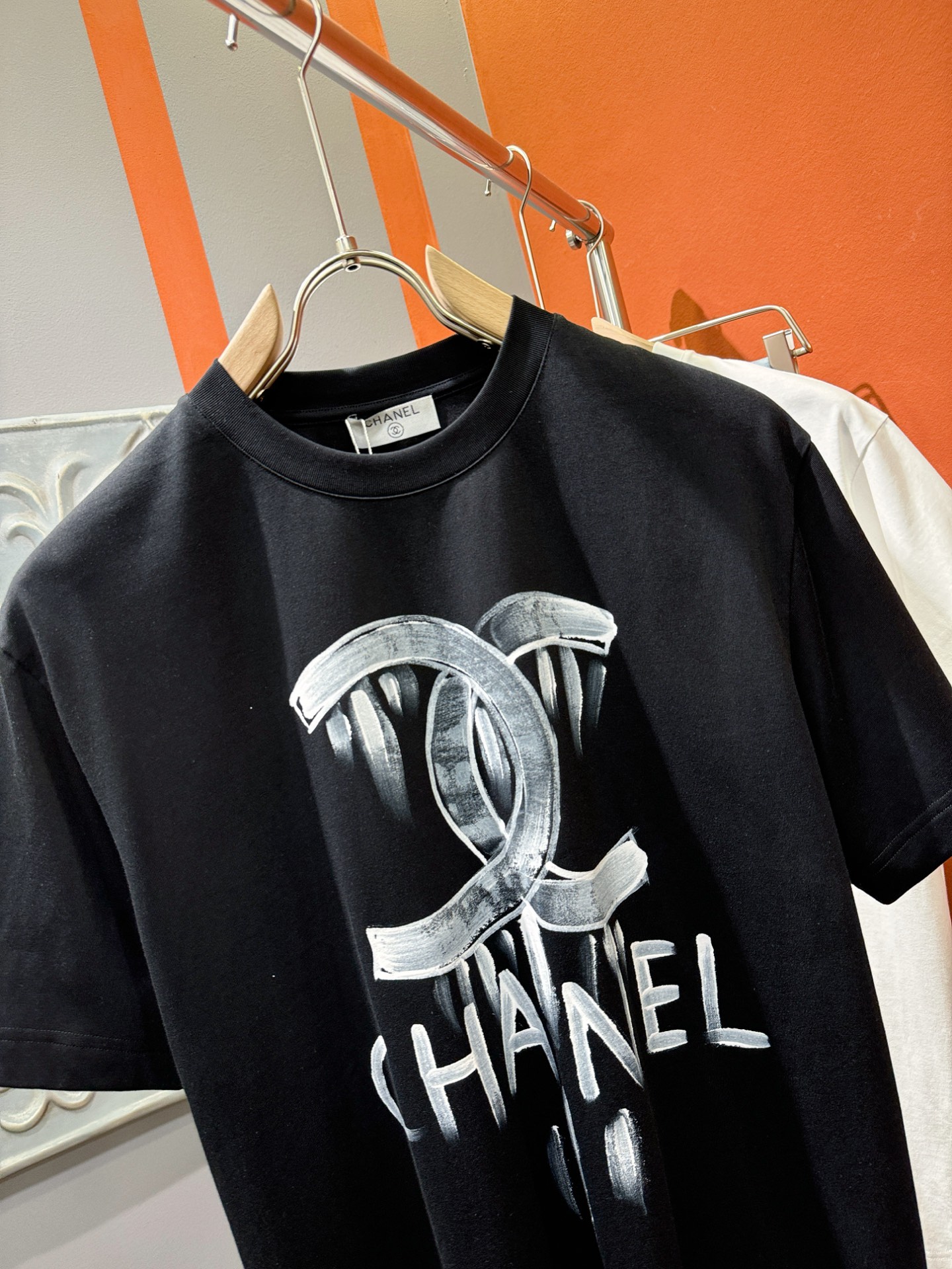  香奈儿 2025款新品短袖！原版定制面料，手感柔软。顶级进口私货，时尚设计潮流短袖，不失奢华 品质毋庸