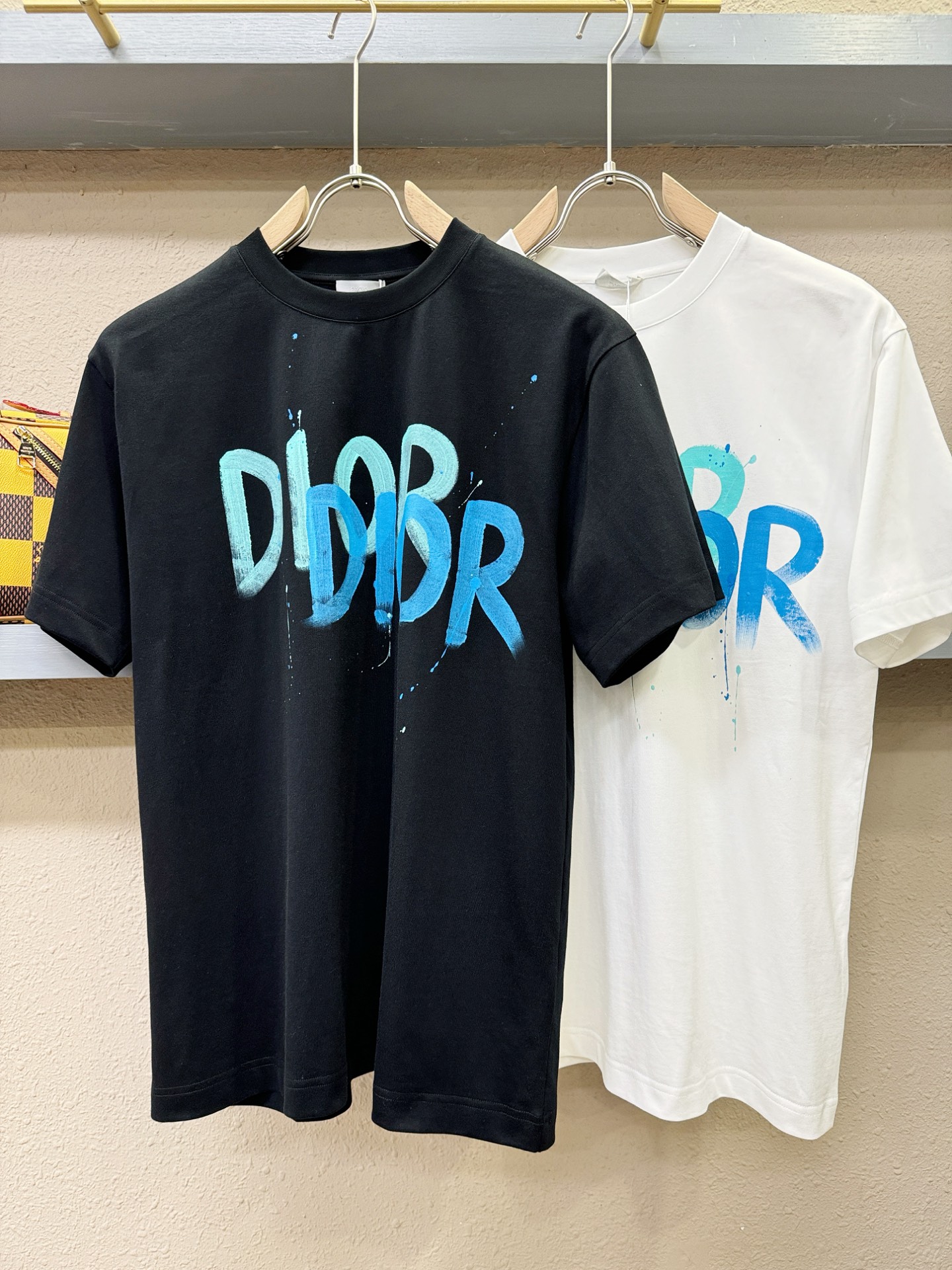  Dior迪奥2025款新品短袖！原版定制面料，手感柔软。顶级进口私货，时尚设计潮流短袖，不失奢华 品质