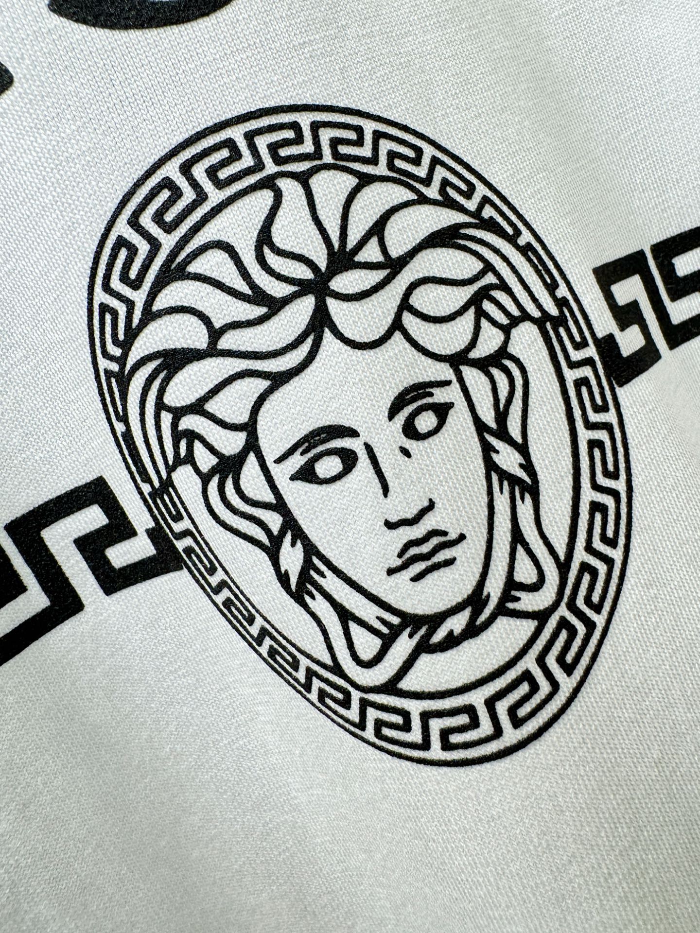  Versace 范思哲 2025款新品短袖！原版定制面料，手感柔软。顶级进口私货，时尚设计潮流短袖，不