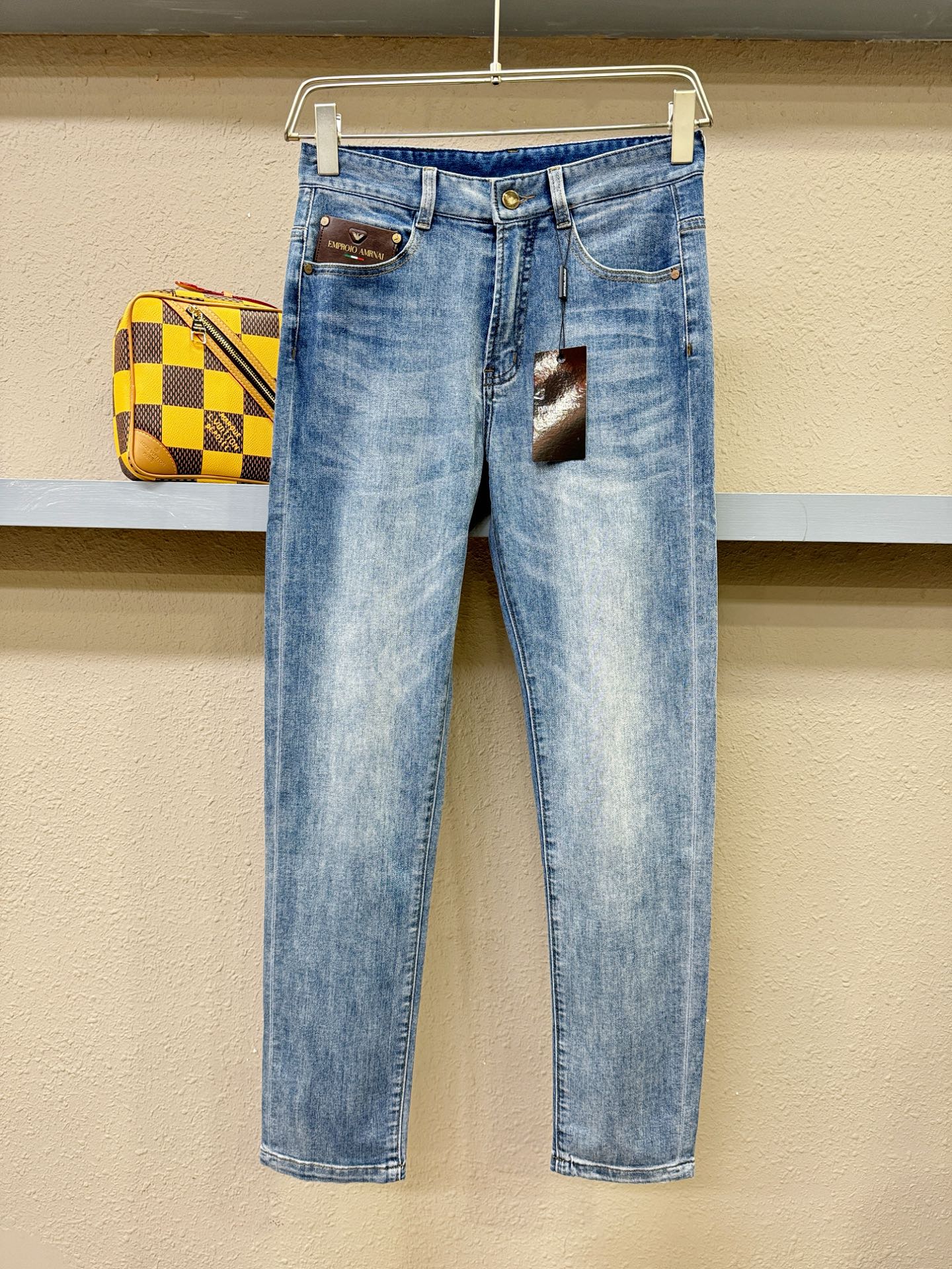 NO:137909,Armani original single jeans 2025 new product, original jeans original heavy industry creation, brand classic LOGO design, complete three standards!  Original hardware accessories. Customized denim fabrics for counters, completely suitable for counters. Welcome to try them on before purchasing them. Good goods are not afraid of comparison. Number 29-38, Armani, Armani, jeans, alexander wang19860909Armani 阿玛尼 原单牛仔裤 2025新品,原版牛仔裤 原版重工打造,品牌经典LOGO设计,三标齐全！原版五金辅料.专柜定制牛仔面料,完全对版专柜,欢迎专柜试穿后再购买,好货不怕比.码数29-38,,armani,armani,jeans,alexander wang,Men's clothing