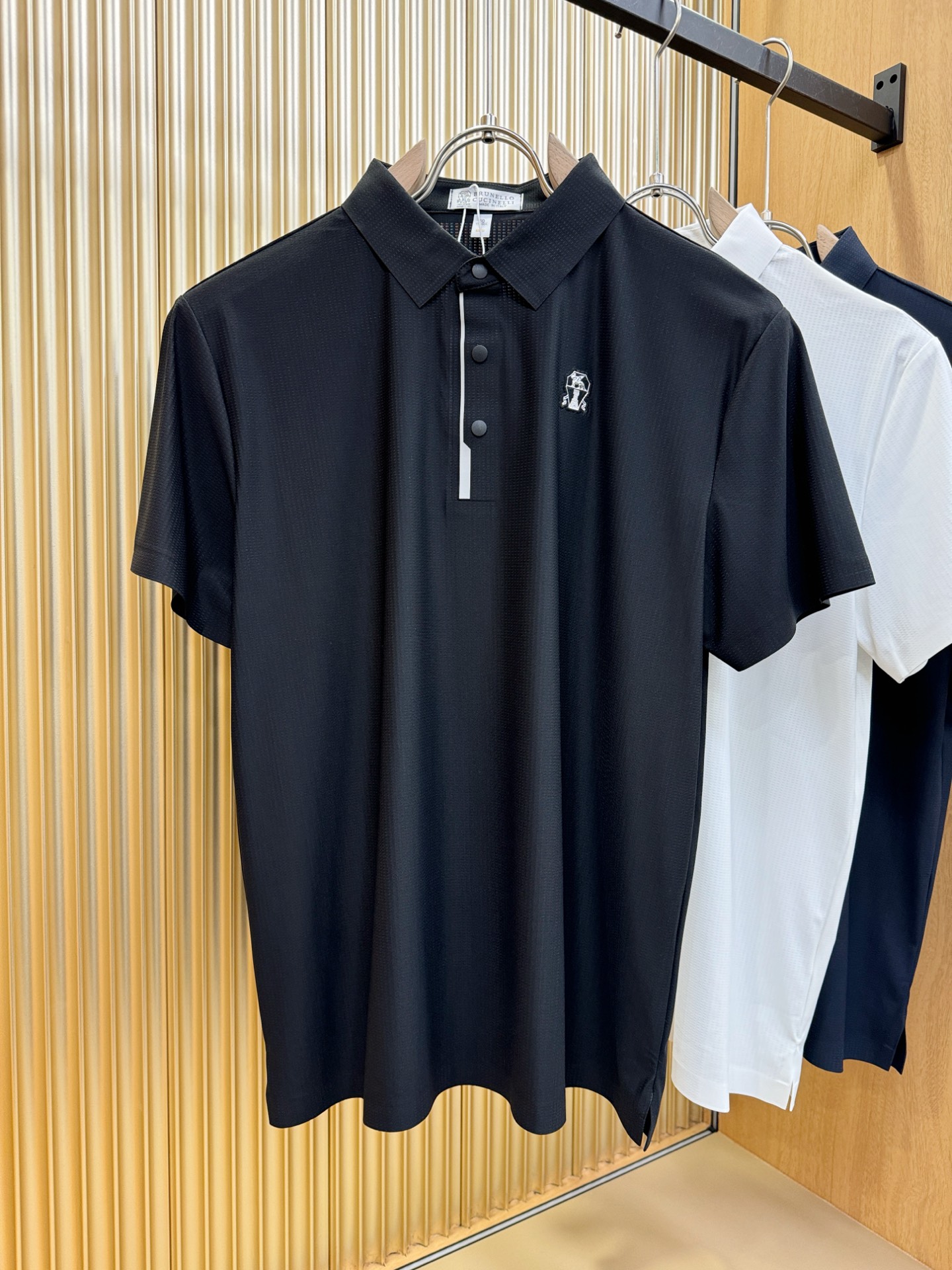 NO:429169,BC Bruti official spring and summer new style men's lapel short-sleeved POLO shirt, exquisite chest logo, high-end main line series, imported mercerized bead floor cotton fabric, fabric attributes are all excellent, creating a unique fabric type. First-class texture, excellent skin-friendly, silky and delicate touch, iconic electroplated buttons, fashionable three-button opening and closing placket design, paired with small lapels, fashionable and age-reducing, full Italian tone feel on the upper body, full of shape. M-4XL, T-shirt, alexander wang19860909BC布鲁提官方春夏新款 男士翻领短袖POLO衫,胸口精致Logo,高端主线系列,进口丝光珠地棉面料,面料属性皆为上乘,缔造出独一无二的面料类型.质感一流,亲肤性极佳,触感丝滑细腻,标志性电镀纽扣,时尚三扣开合门襟设计,搭配小翻领时尚且减龄,上身满满的意式腔调感,型格十足.码数M-4XL,,T-shirt,alexander wang,Men's clothing