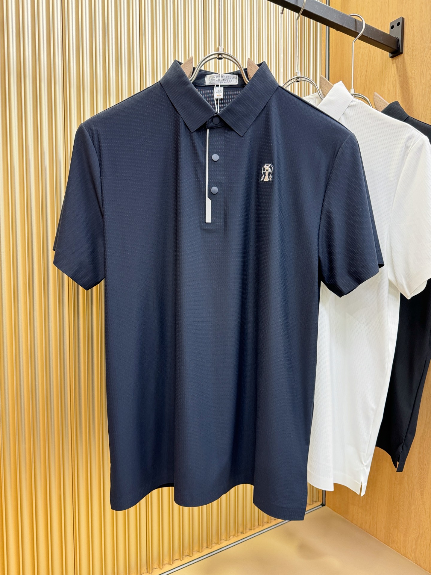 NO:429158,BC Bruti official spring and summer new style men's lapel short-sleeved POLO shirt, exquisite chest logo, high-end main line series, imported mercerized bead floor cotton fabric, fabric attributes are all excellent, creating a unique fabric type. First-class texture, excellent skin-friendly, silky and delicate touch, iconic electroplated buttons, fashionable three-button opening and closing placket design, paired with small lapels, fashionable and age-reducing, full Italian tone feel on the upper body, full of shape. M-4XL, T-shirt, alexander wang19860909BC布鲁提官方春夏新款 男士翻领短袖POLO衫,胸口精致Logo,高端主线系列,进口丝光珠地棉面料,面料属性皆为上乘,缔造出独一无二的面料类型.质感一流,亲肤性极佳,触感丝滑细腻,标志性电镀纽扣,时尚三扣开合门襟设计,搭配小翻领时尚且减龄,上身满满的意式腔调感,型格十足.码数M-4XL,,T-shirt,alexander wang,Men's clothing