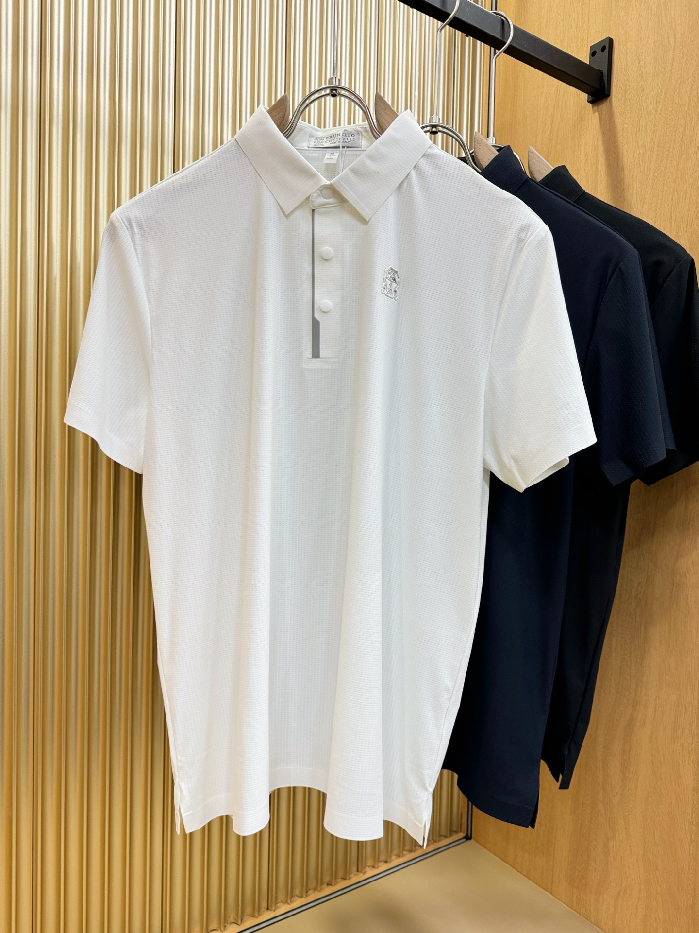 NO:429164,BC Bruti official spring and summer new style men's lapel short-sleeved POLO shirt, exquisite chest logo, high-end main line series, imported mercerized bead floor cotton fabric, fabric attributes are all excellent, creating a unique fabric type. First-class texture, excellent skin-friendly, silky and delicate touch, iconic electroplated buttons, fashionable three-button opening and closing placket design, paired with small lapels, fashionable and age-reducing, full Italian tone feel on the upper body, full of shape. M-4XL, T-shirt, alexander wang19860909BC布鲁提官方春夏新款 男士翻领短袖POLO衫,胸口精致Logo,高端主线系列,进口丝光珠地棉面料,面料属性皆为上乘,缔造出独一无二的面料类型.质感一流,亲肤性极佳,触感丝滑细腻,标志性电镀纽扣,时尚三扣开合门襟设计,搭配小翻领时尚且减龄,上身满满的意式腔调感,型格十足.码数M-4XL,,T-shirt,alexander wang,Men's clothing