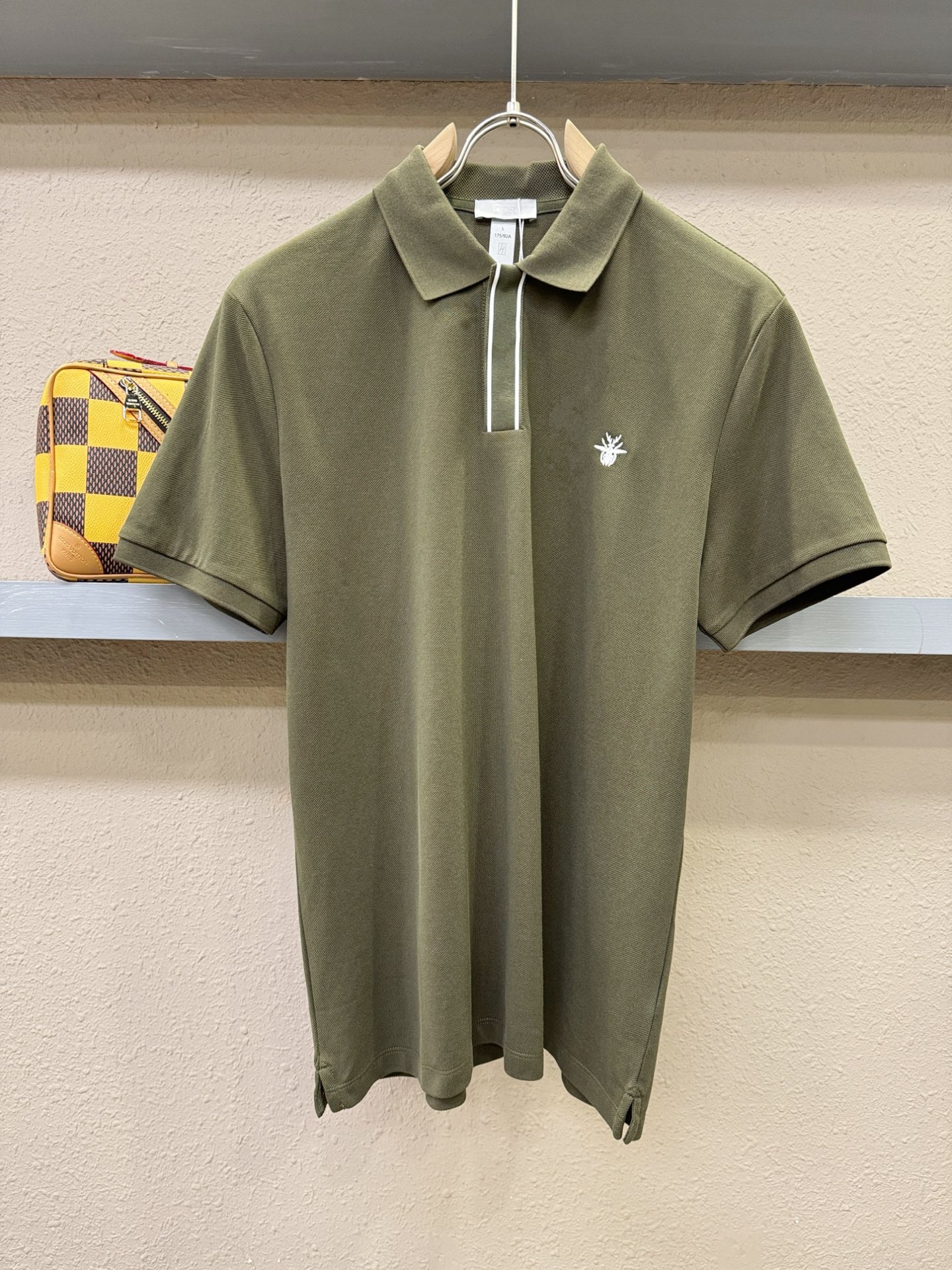 NO:429133,Dior official spring and summer new style, counter is launched simultaneously, men's lapel short-sleeved POLO shirt, high-end main line series, imported original fabric, first-class texture, excellent skin-friendliness, smooth and delicate touch, fashionable three-button opening and closing placket design, paired with small lapels, fashionable and age-reducing, the upper body is full of Italian tone, full of shape. M-4XL.,,dior,dior,T-shirt,alexander wang19860909Dior迪奥 官方春夏新款 专柜同步上市 男士翻领短袖POLO衫,高端主线系列,进口原版面料,质感一流,亲肤性极佳,触感丝滑细腻,时尚三扣开合门襟设计,搭配小翻领时尚且减龄,上身满满的意式腔调感,型格十足.码数M-4XL.,,dior,dior,T-shirt,alexander wang,Men's clothing