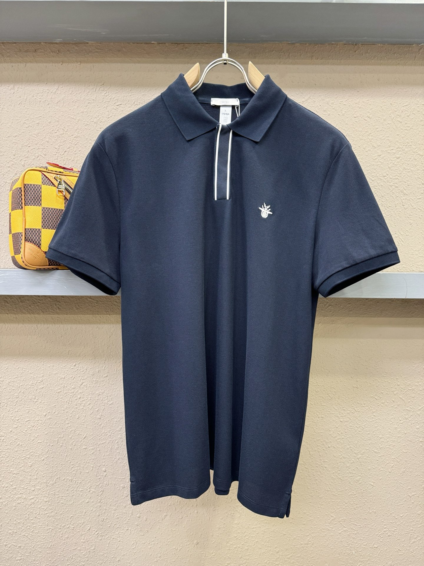 NO:429129,Dior official spring and summer new style, counter is launched simultaneously, men's lapel short-sleeved POLO shirt, high-end main line series, imported original fabric, first-class texture, excellent skin-friendliness, smooth and delicate touch, fashionable three-button opening and closing placket design, paired with small lapels, fashionable and age-reducing, the upper body is full of Italian tone, full of shape. M-4XL.,,dior,dior,T-shirt,alexander wang19860909Dior迪奥 官方春夏新款 专柜同步上市 男士翻领短袖POLO衫,高端主线系列,进口原版面料,质感一流,亲肤性极佳,触感丝滑细腻,时尚三扣开合门襟设计,搭配小翻领时尚且减龄,上身满满的意式腔调感,型格十足.码数M-4XL.,,dior,dior,T-shirt,alexander wang,Men's clothing