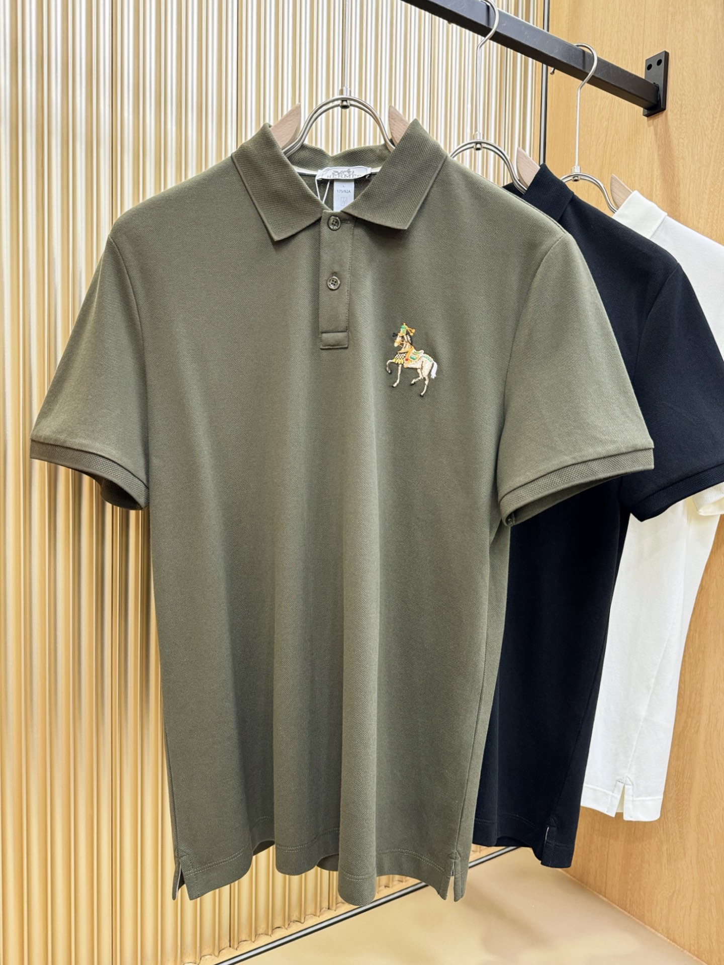 NO:429147,Hermès official spring and summer new style, counters are launched simultaneously. Men's lapel short-sleeved POLO shirt, high-end main line series, imported original fabric, first-class texture, excellent skin-friendliness, smooth and delicate touch, fashionable three-button opening and closing placket design, paired with small lapels, fashionable and age-reducing, the upper body is full of Italian tone, full of shape. M-4XL, hermes, hermes, T-shirt, alexander wang19860909Hermès爱马仕 官方春夏新款 专柜同步上市 男士翻领短袖POLO衫,高端主线系列,进口原版面料,质感一流,亲肤性极佳,触感丝滑细腻,时尚三扣开合门襟设计,搭配小翻领时尚且减龄,上身满满的意式腔调感,型格十足.码数M-4XL,,hermes,hermes,T-shirt,alexander wang,Men's clothing