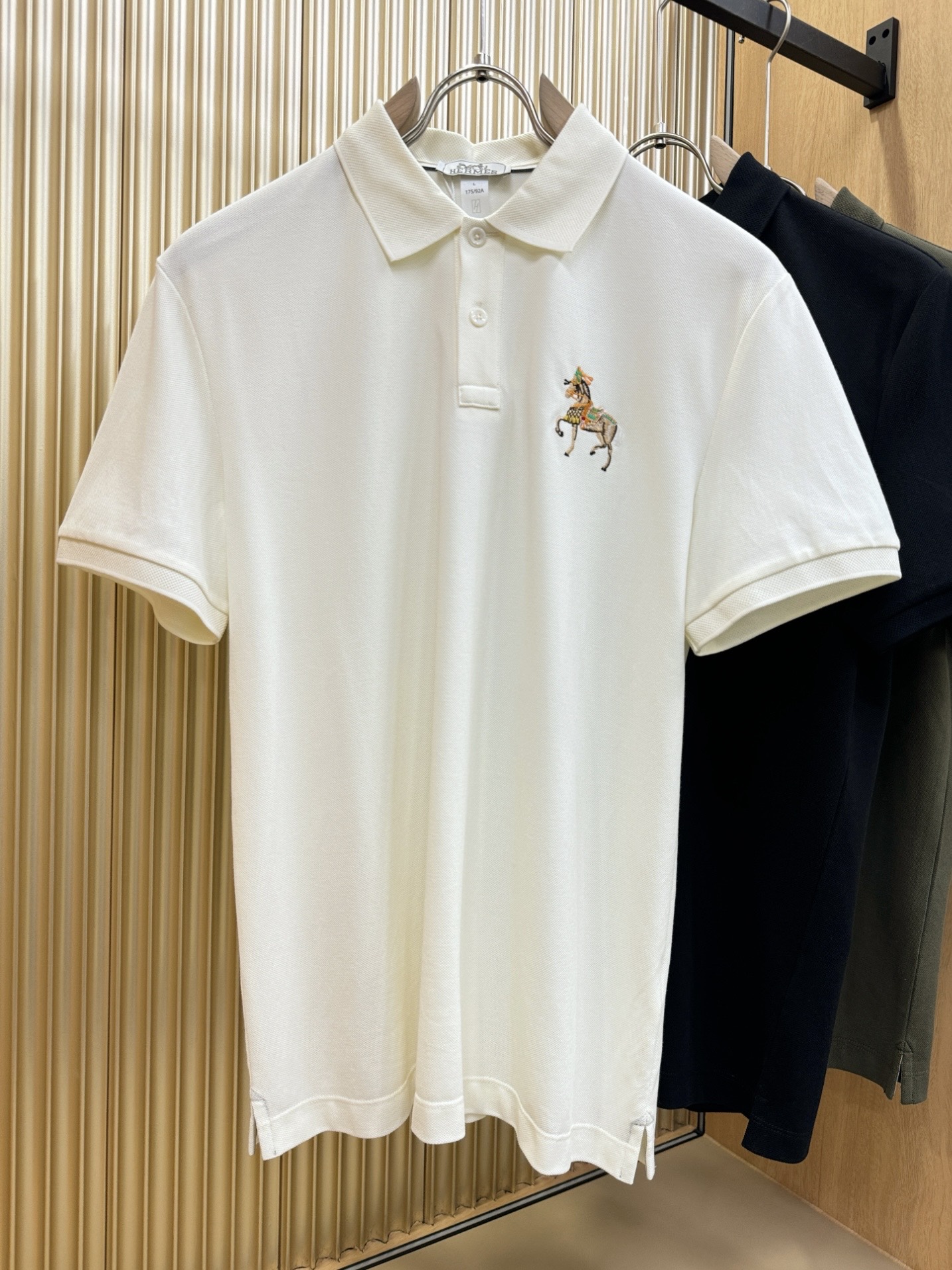 NO:429142,Hermès official spring and summer new style, counters are launched simultaneously. Men's lapel short-sleeved POLO shirt, high-end main line series, imported original fabric, first-class texture, excellent skin-friendliness, smooth and delicate touch, fashionable three-button opening and closing placket design, paired with small lapels, fashionable and age-reducing, the upper body is full of Italian tone, full of shape. M-4XL, hermes, hermes, T-shirt, alexander wang19860909Hermès爱马仕 官方春夏新款 专柜同步上市 男士翻领短袖POLO衫,高端主线系列,进口原版面料,质感一流,亲肤性极佳,触感丝滑细腻,时尚三扣开合门襟设计,搭配小翻领时尚且减龄,上身满满的意式腔调感,型格十足.码数M-4XL,,hermes,hermes,T-shirt,alexander wang,Men's clothing