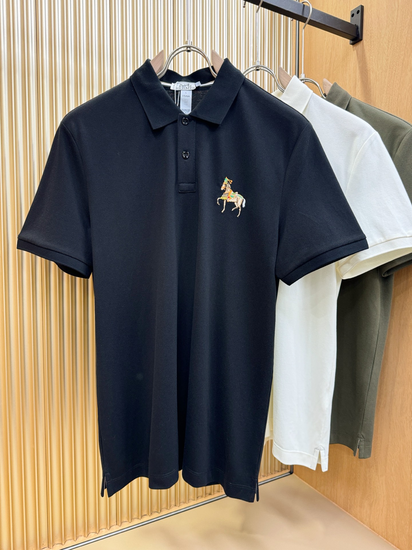 NO:429137,Hermès official spring and summer new style, counters are launched simultaneously. Men's lapel short-sleeved POLO shirt, high-end main line series, imported original fabric, first-class texture, excellent skin-friendliness, smooth and delicate touch, fashionable three-button opening and closing placket design, paired with small lapels, fashionable and age-reducing, the upper body is full of Italian tone, full of shape. M-4XL, hermes, hermes, T-shirt, alexander wang19860909Hermès爱马仕 官方春夏新款 专柜同步上市 男士翻领短袖POLO衫,高端主线系列,进口原版面料,质感一流,亲肤性极佳,触感丝滑细腻,时尚三扣开合门襟设计,搭配小翻领时尚且减龄,上身满满的意式腔调感,型格十足.码数M-4XL,,hermes,hermes,T-shirt,alexander wang,Men's clothing