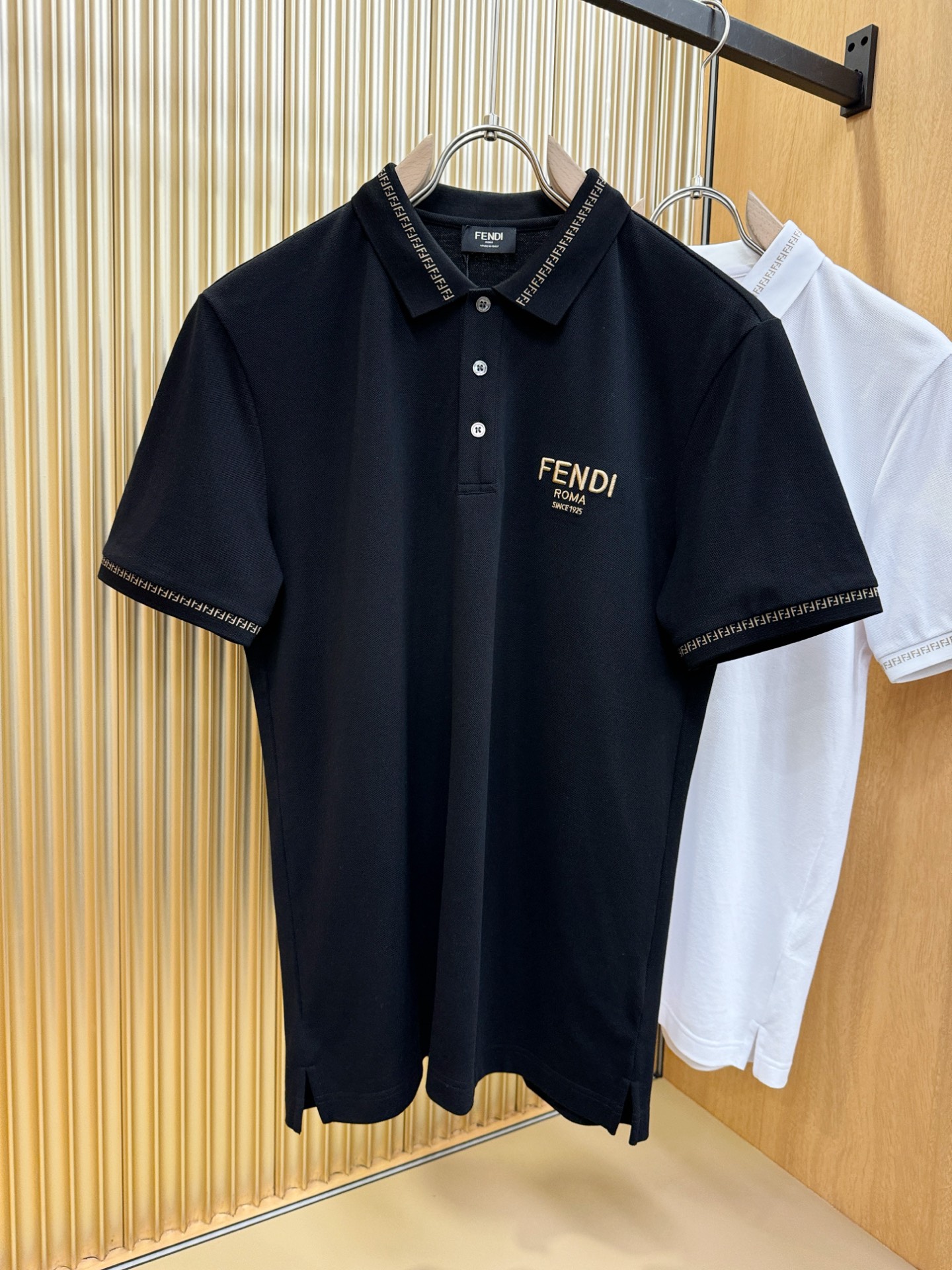 FENDI芬迪 2025官方春夏新款 男士翻领短袖POLO衫，胸口精致Lo...