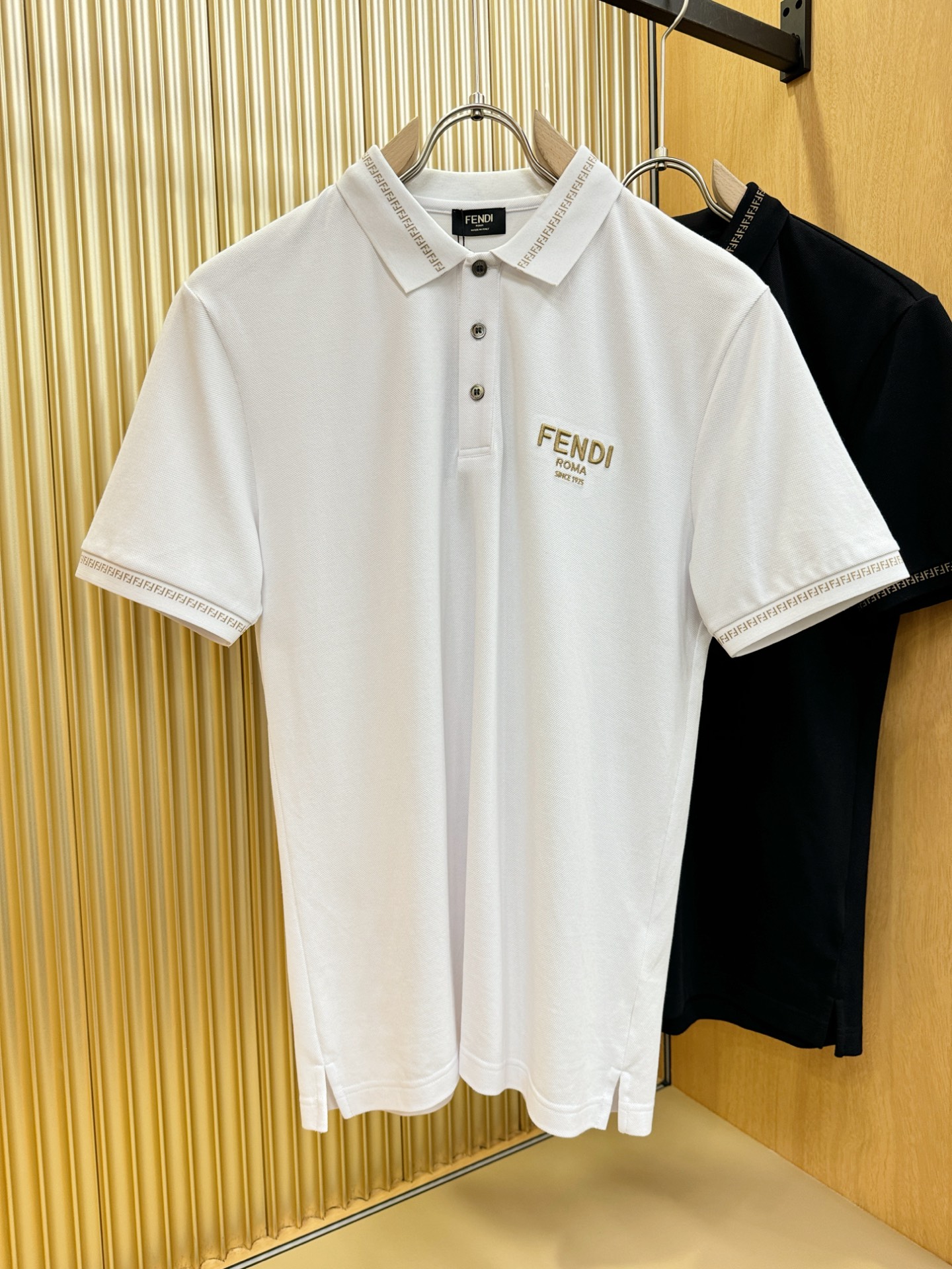 FENDI芬迪 2025官方春夏新款 男士翻领短袖POLO衫，胸口精致Lo...