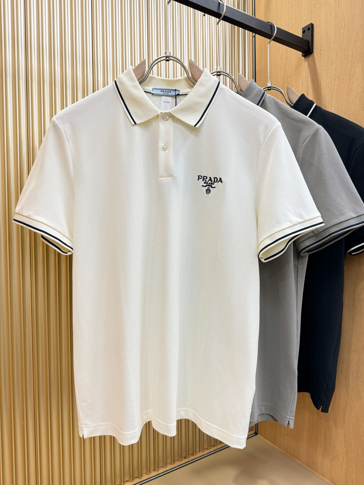 NO:455162,PRADA 2025 official spring and summer new style, counters are launched simultaneously. Men's lapel short-sleeved POLO shirt, high-end main line series, imported original fabric, first-class texture, excellent skin-friendliness, smooth and delicate touch, fashionable three-button opening and closing placket design, paired with small lapels, fashionable and age-reducing, the upper body is full of Italian tone, full of shape. M-4XL,,prada,prada,T-shirt,alexander wang19860909PRADA 普拉达 2025官方春夏新款 专柜同步上市 男士翻领短袖POLO衫,高端主线系列,进口原版面料,质感一流,亲肤性极佳,触感丝滑细腻,时尚三扣开合门襟设计,搭配小翻领时尚且减龄,上身满满的意式腔调感,型格十足.码数M-4XL,,prada,prada,T-shirt,alexander wang,Men's clothing