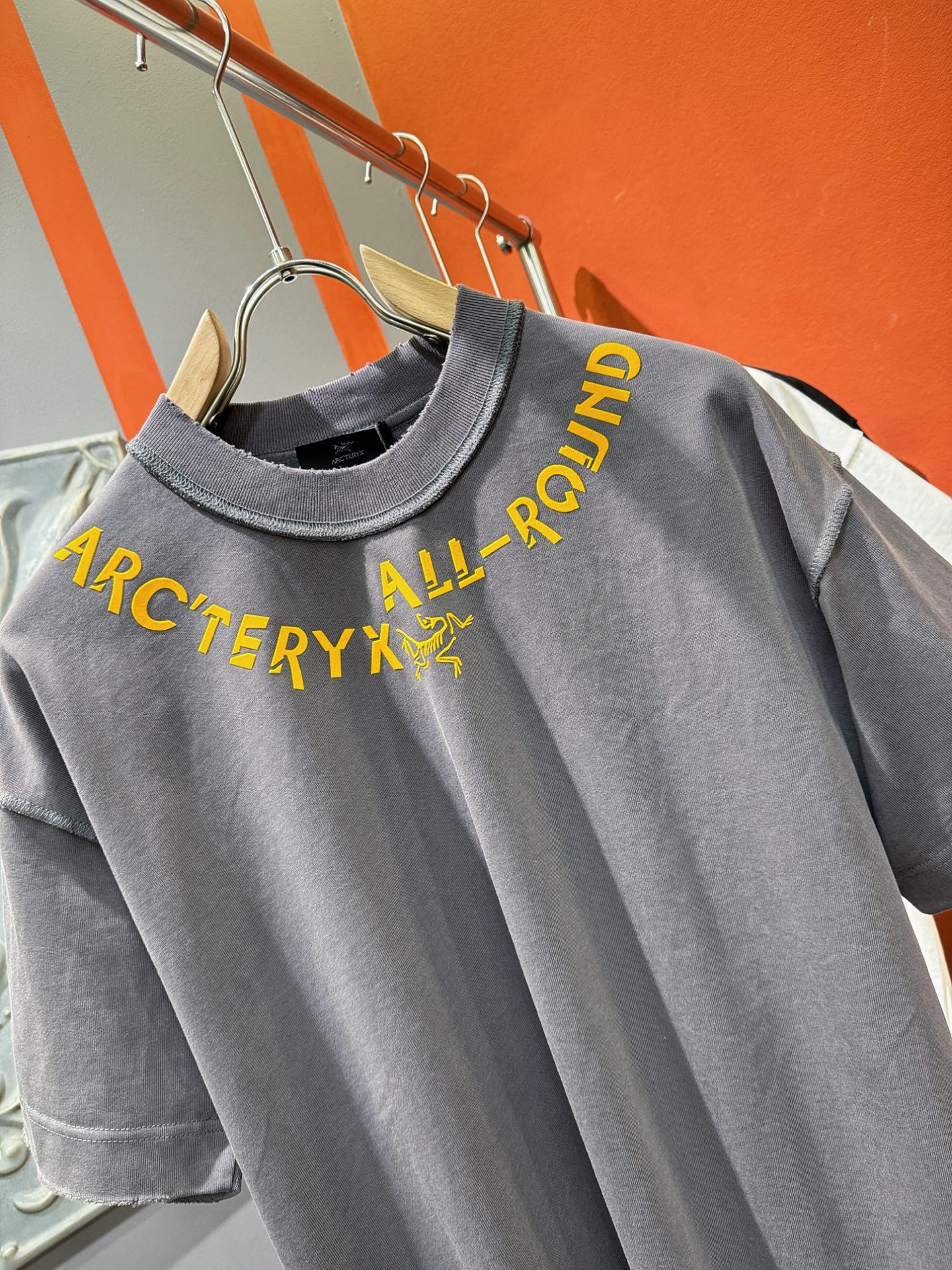  ARC‘TERYX/始祖鸟 2025春夏新款短袖T恤！走秀图案时尚休闲短袖T恤衫！设计logo设计！极