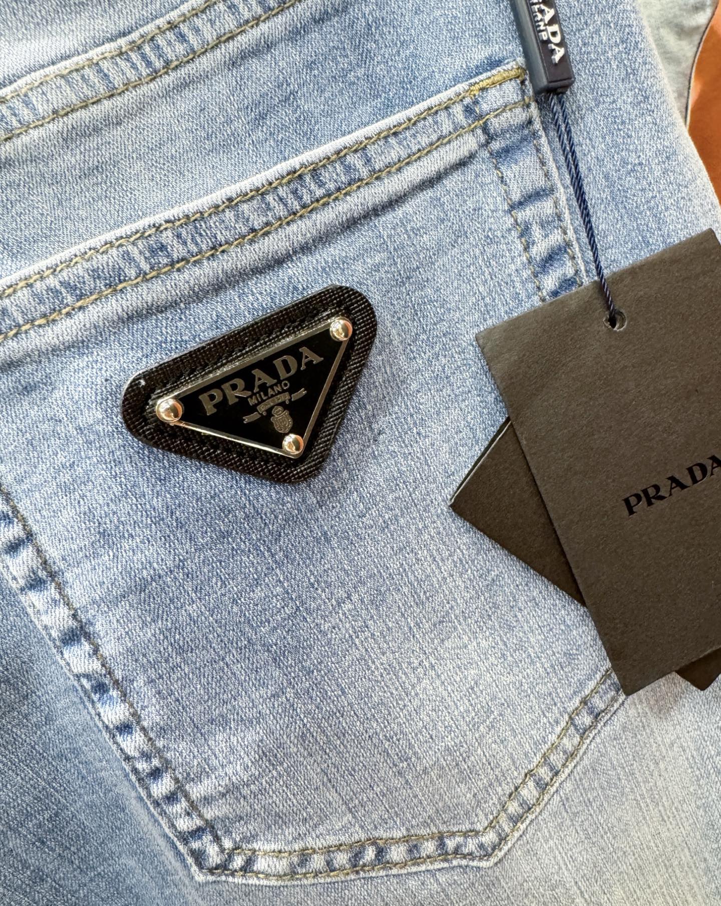  PRADA 普拉达  原单牛仔裤 2025新品，原版牛仔裤 原版重工打造，品牌经典LOGO设计，三标齐