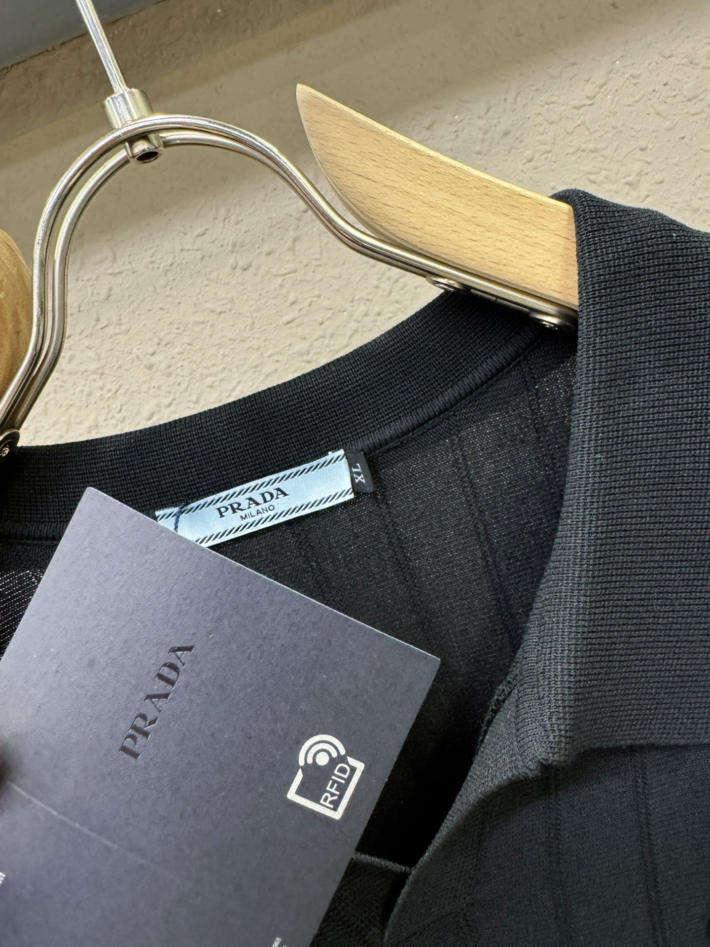  PRADA 普拉达 2025春夏新品针织短袖，进口针织面料，手感柔软。顶级进口私货，时尚设计潮流短袖针