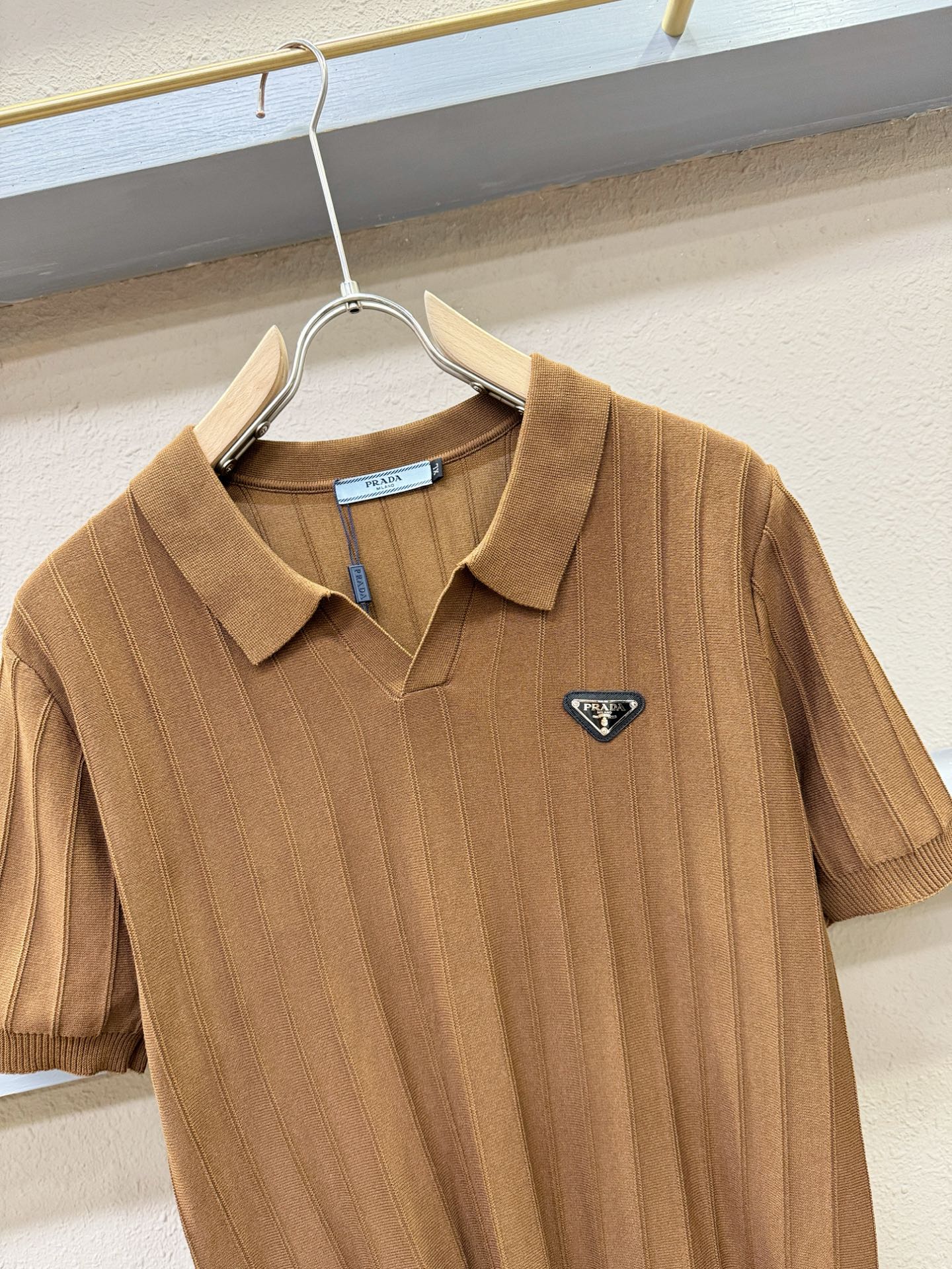  PRADA 普拉达 2025春夏新品针织短袖，进口针织面料，手感柔软。顶级进口私货，时尚设计潮流短袖针