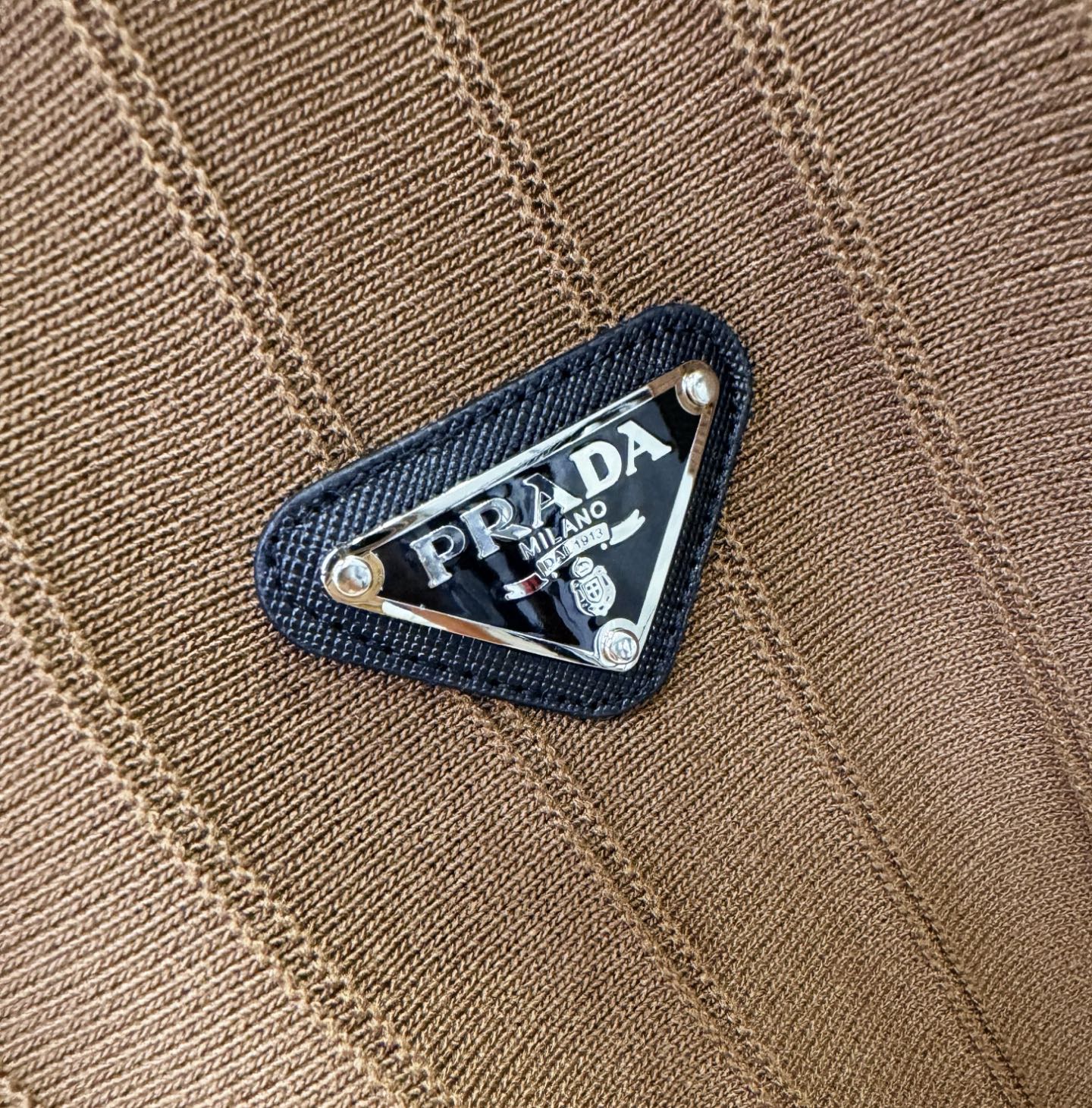  PRADA 普拉达 2025春夏新品针织短袖，进口针织面料，手感柔软。顶级进口私货，时尚设计潮流短袖针