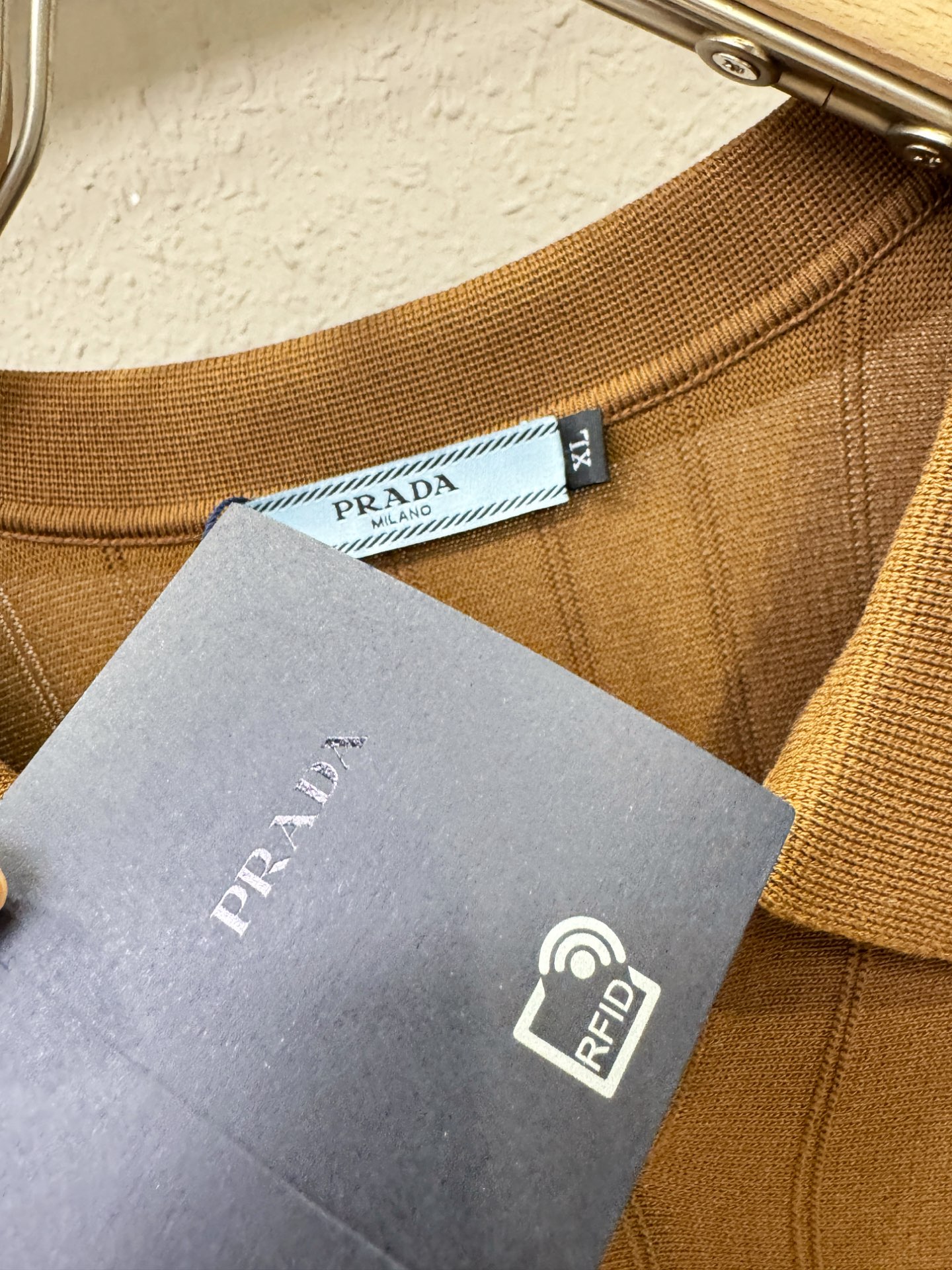  PRADA 普拉达 2025春夏新品针织短袖，进口针织面料，手感柔软。顶级进口私货，时尚设计潮流短袖针