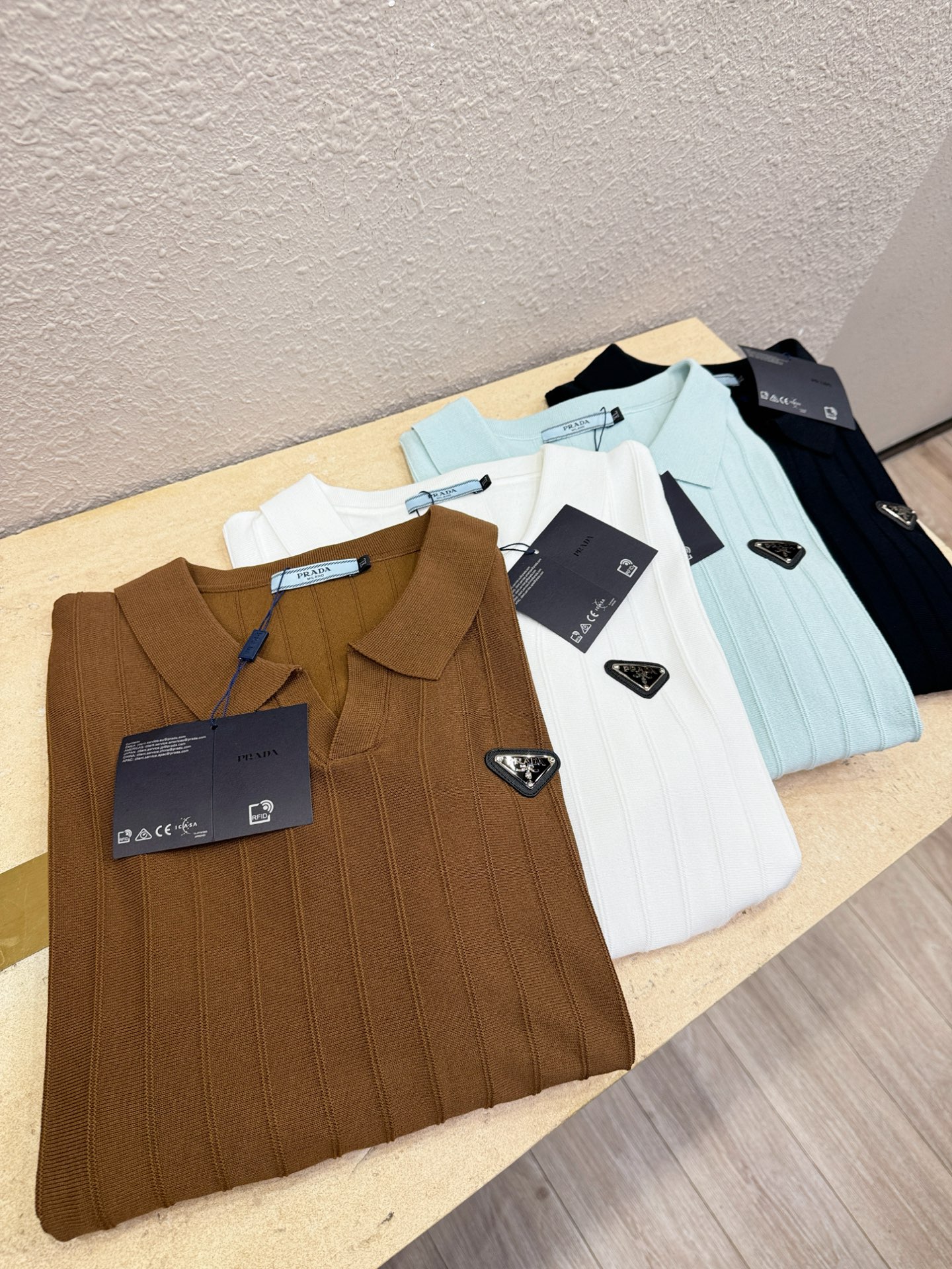  PRADA 普拉达 2025春夏新品针织短袖，进口针织面料，手感柔软。顶级进口私货，时尚设计潮流短袖针