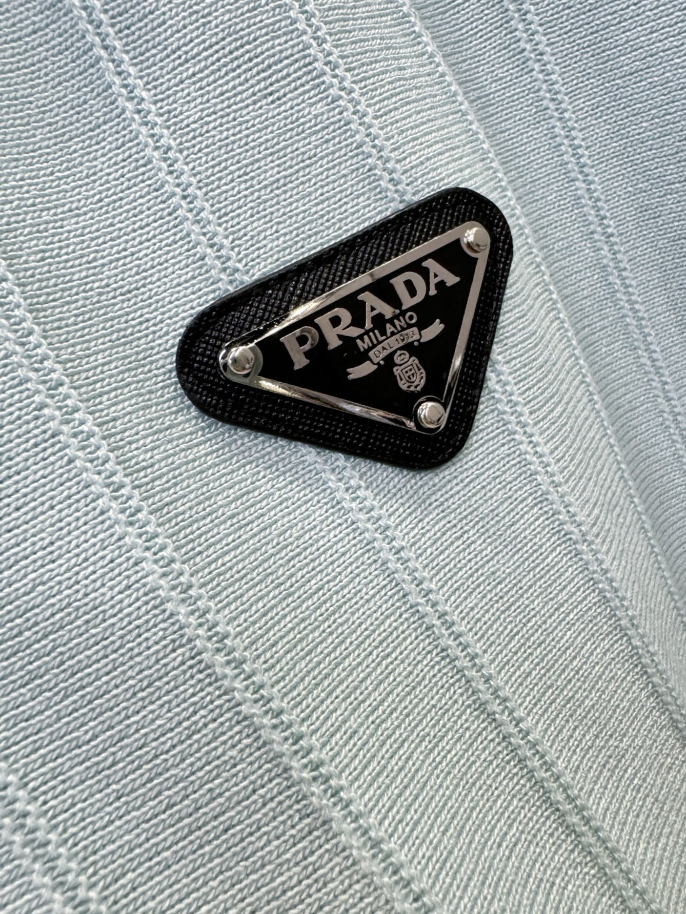  PRADA 普拉达 2025春夏新品针织短袖，进口针织面料，手感柔软。顶级进口私货，时尚设计潮流短袖针