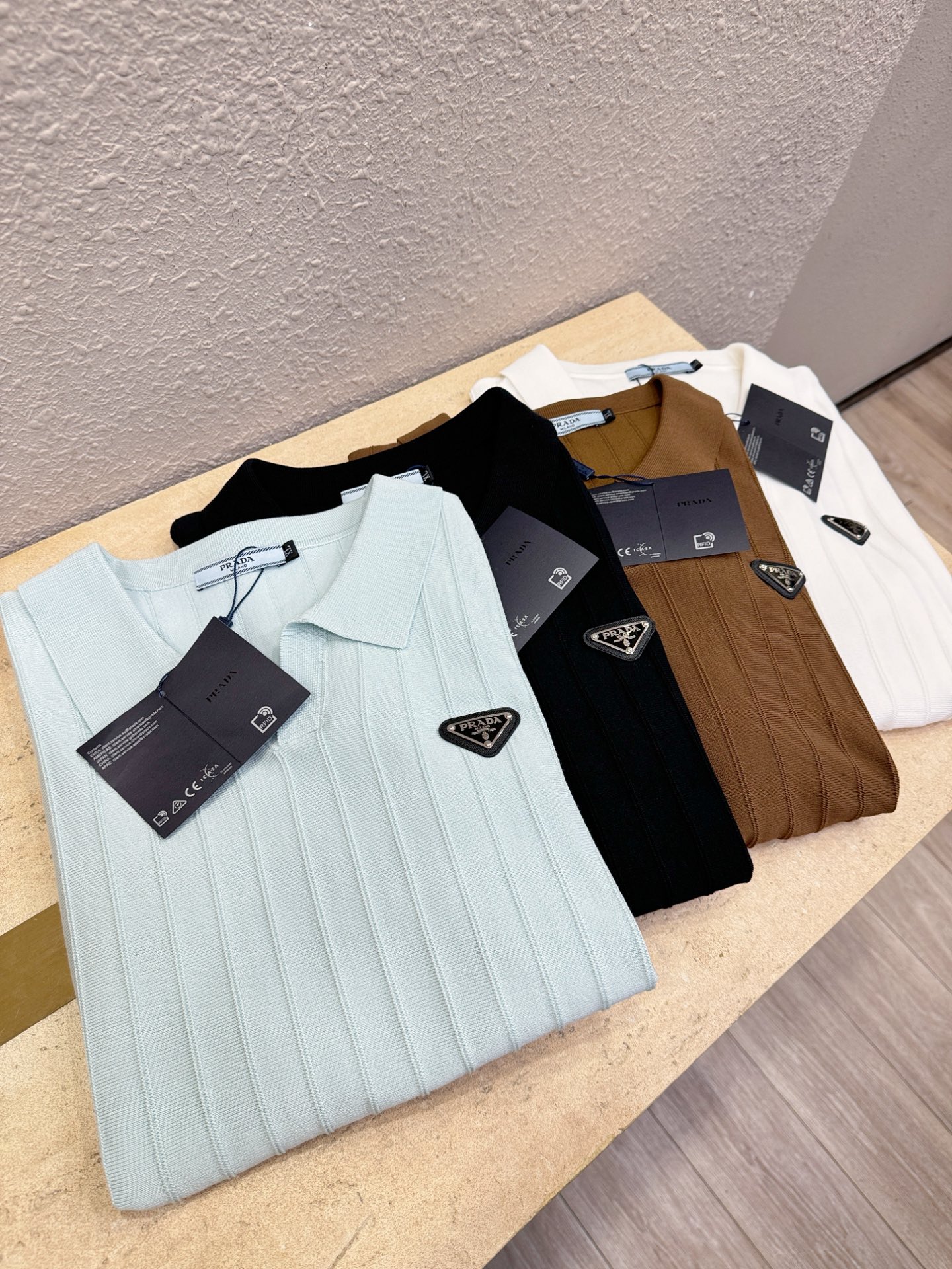  PRADA 普拉达 2025春夏新品针织短袖，进口针织面料，手感柔软。顶级进口私货，时尚设计潮流短袖针