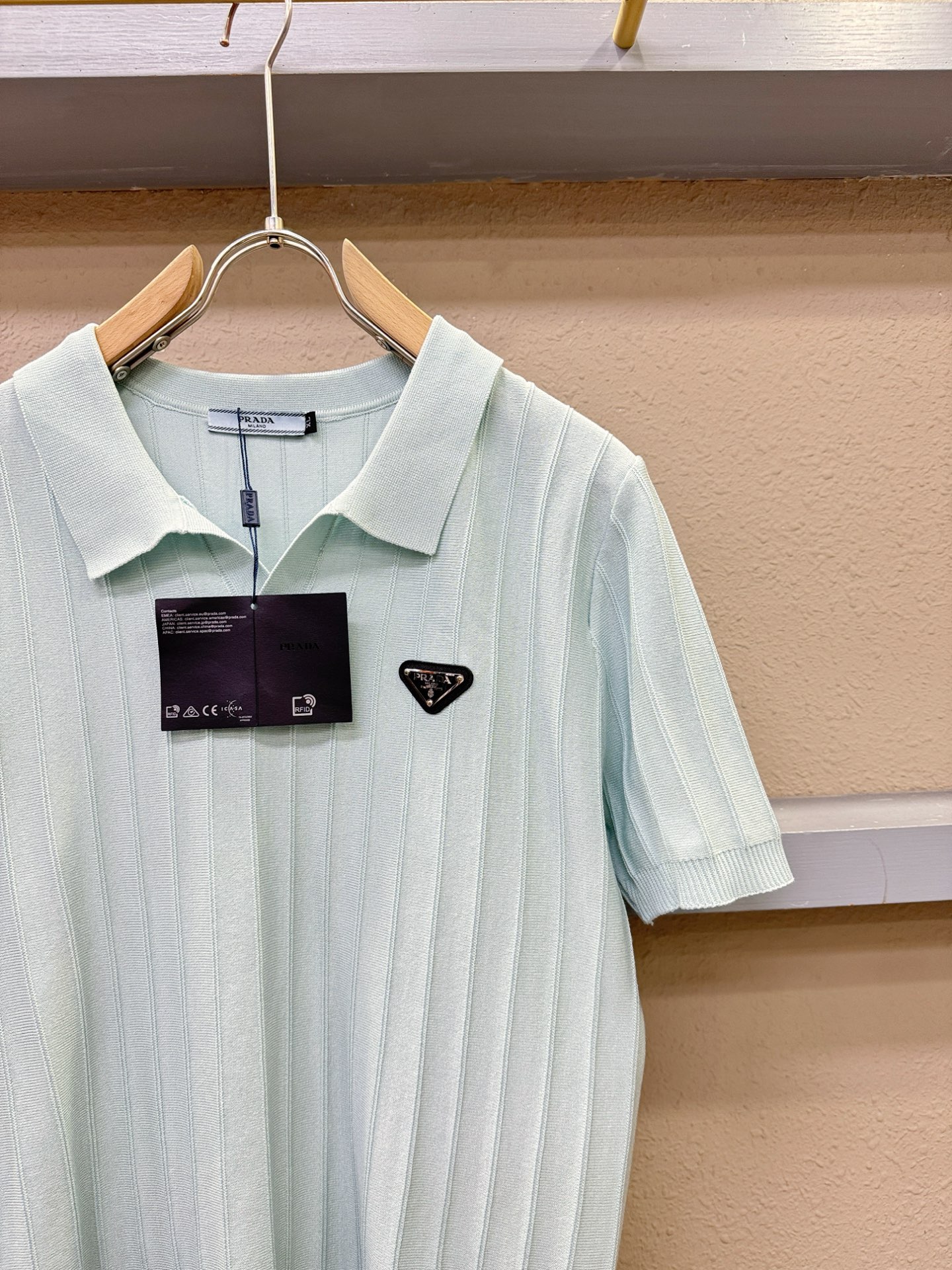  PRADA 普拉达 2025春夏新品针织短袖，进口针织面料，手感柔软。顶级进口私货，时尚设计潮流短袖针