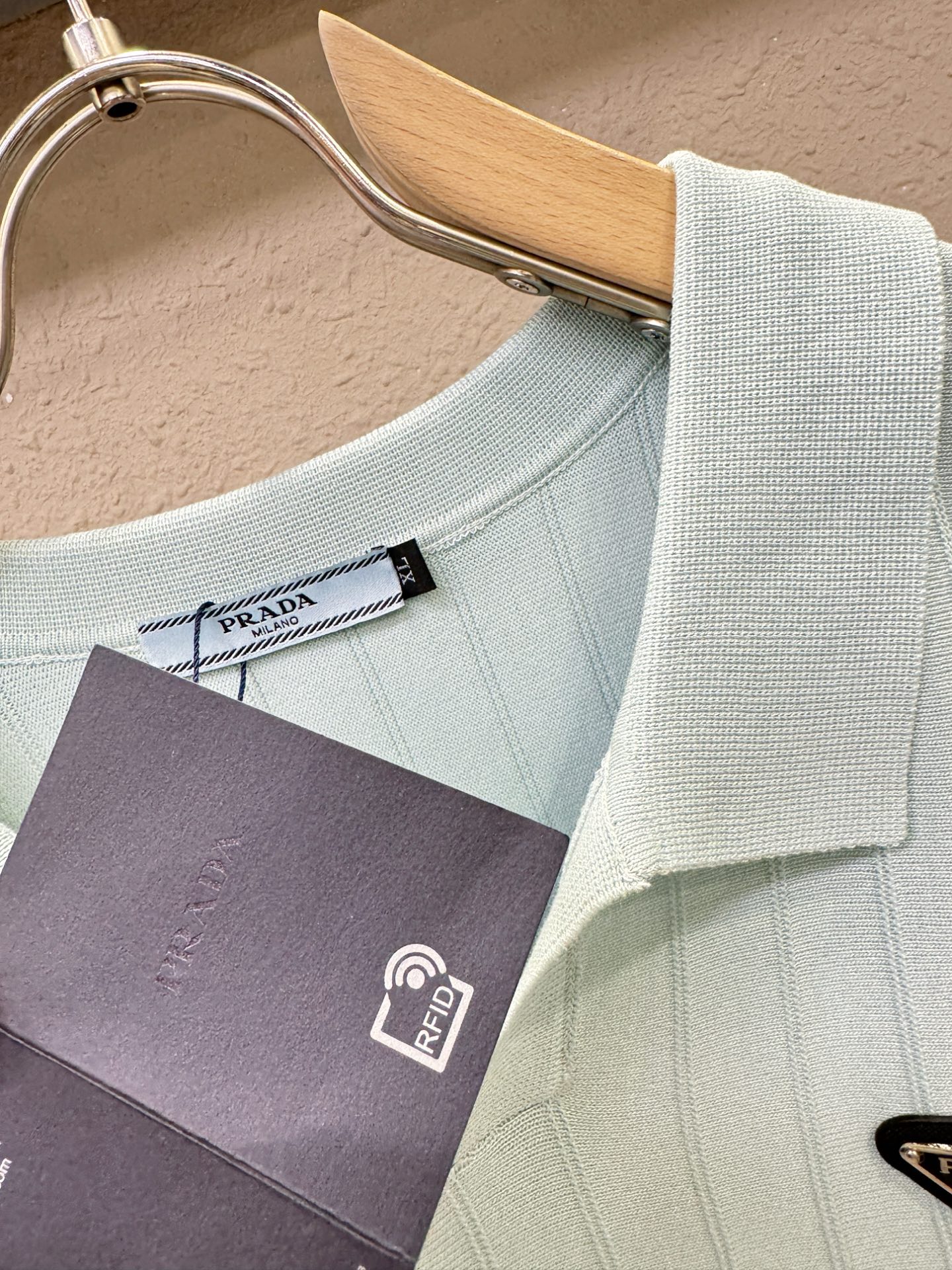  PRADA 普拉达 2025春夏新品针织短袖，进口针织面料，手感柔软。顶级进口私货，时尚设计潮流短袖针