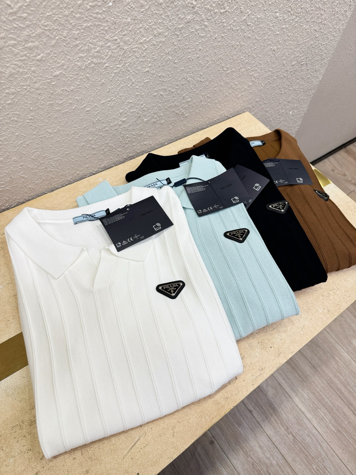  PRADA 普拉达 2025春夏新品针织短袖，进口针织面料，手感柔软。顶级进口私货，时尚设计潮流短袖针