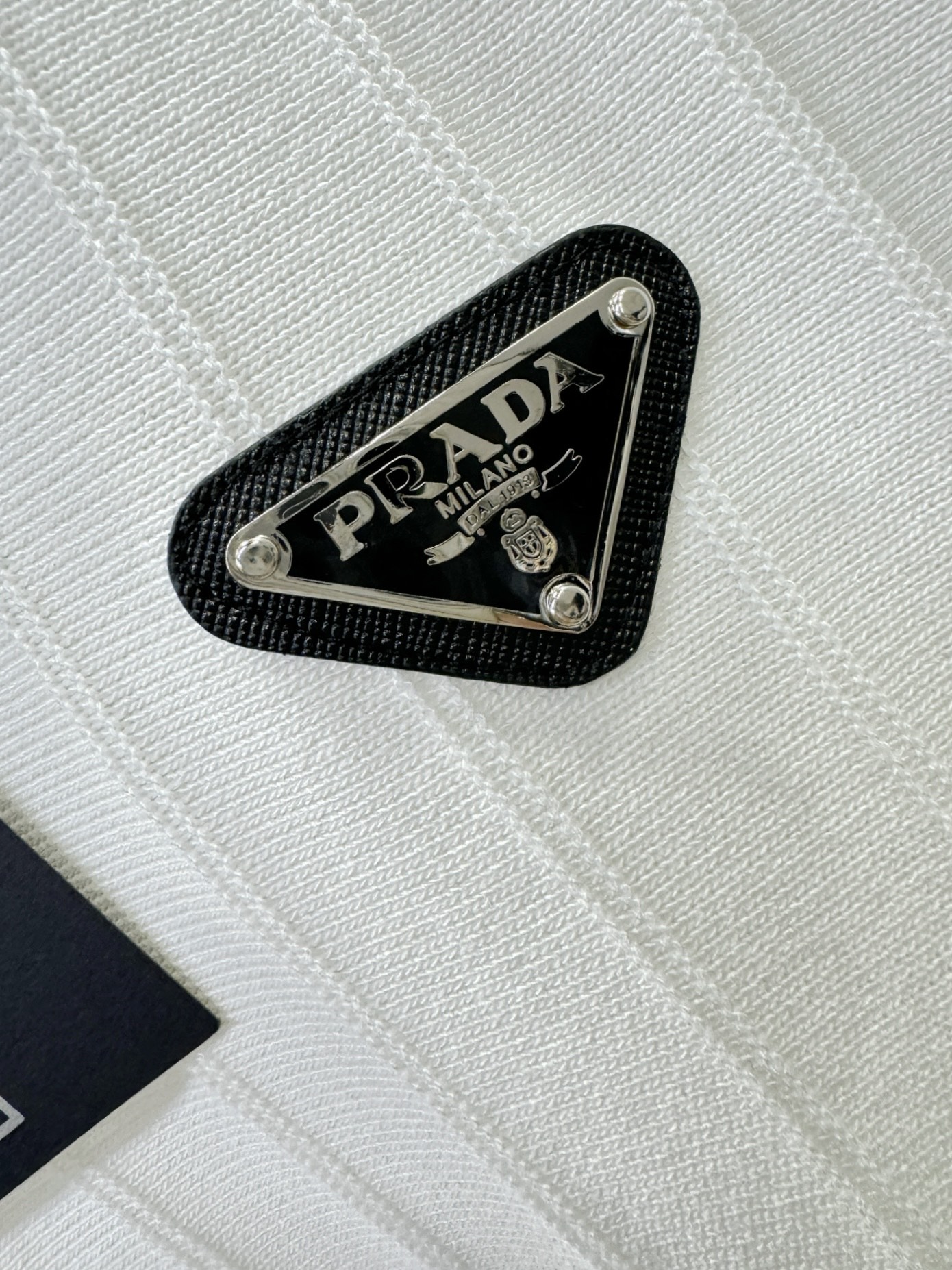  PRADA 普拉达 2025春夏新品针织短袖，进口针织面料，手感柔软。顶级进口私货，时尚设计潮流短袖针